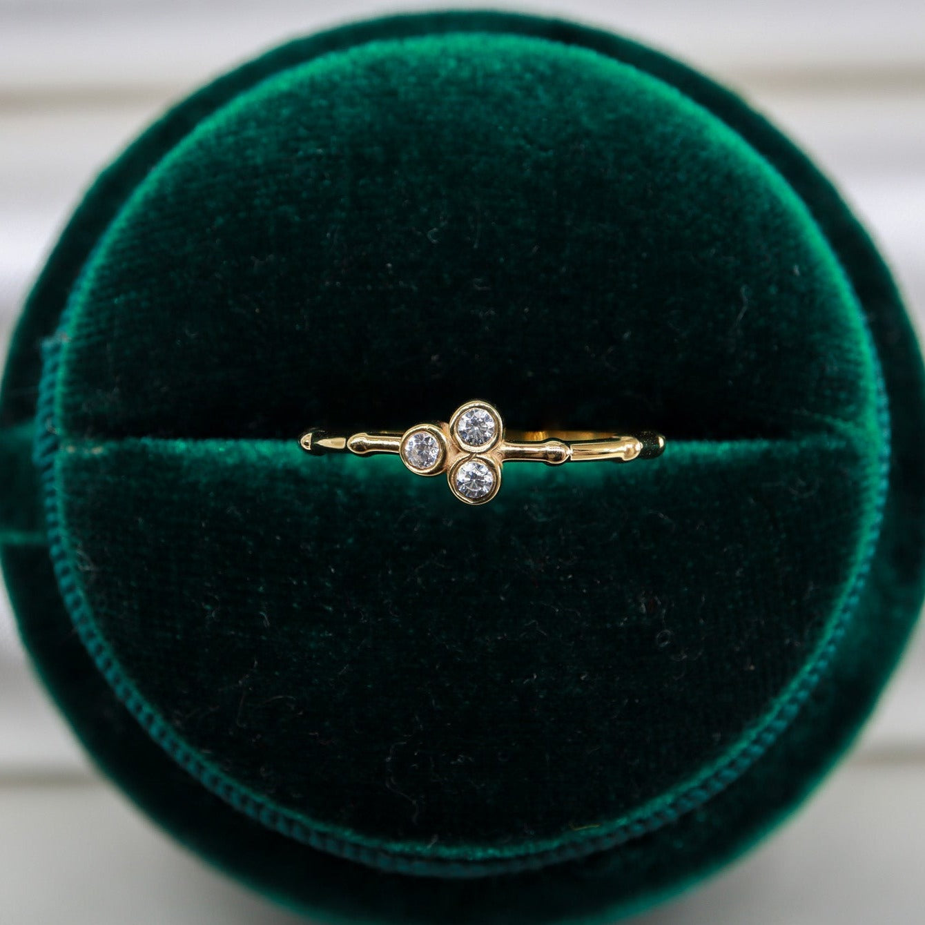 Üç Taşlı Pırlantalı Minimal Yüzük