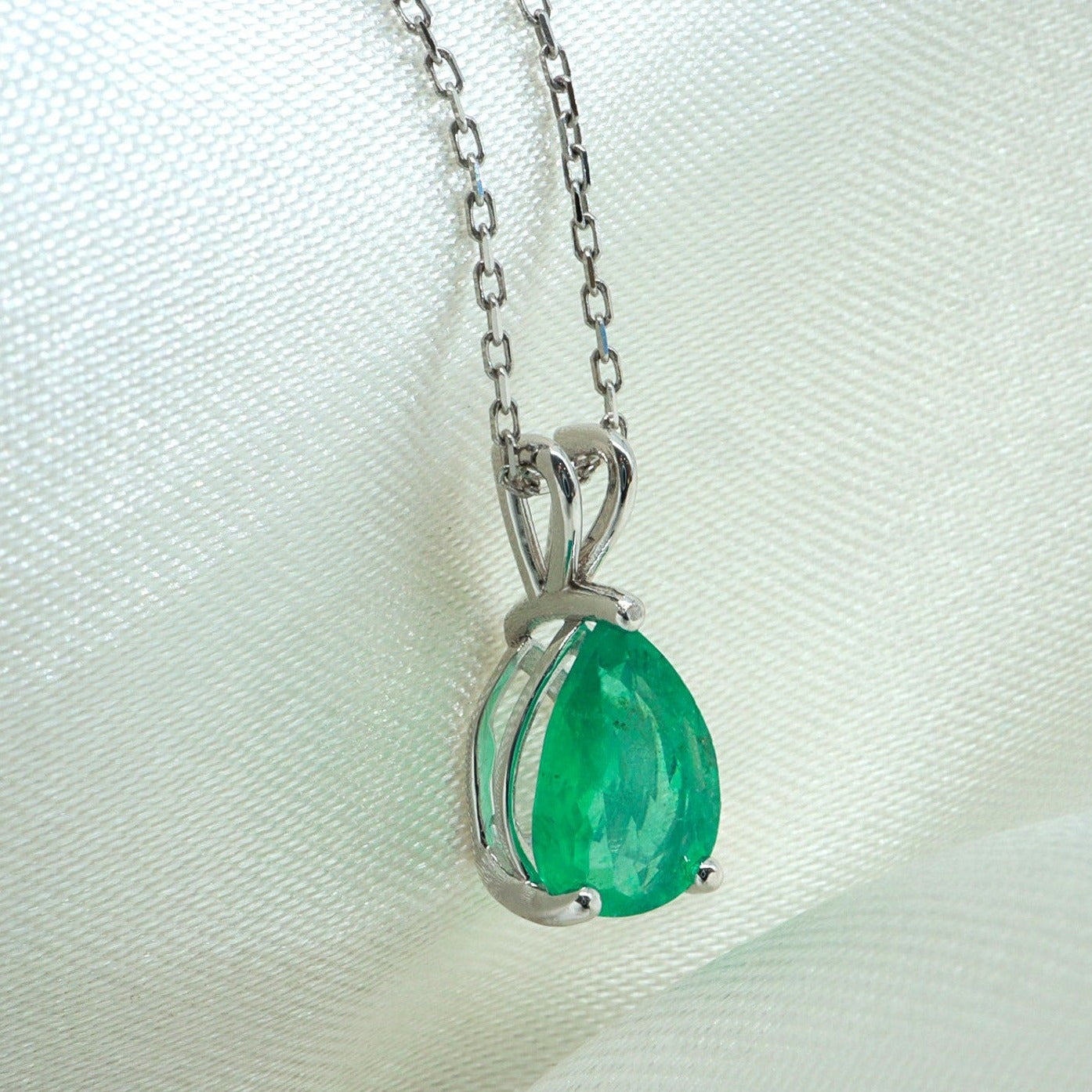 Zümrüt Damla Kolye