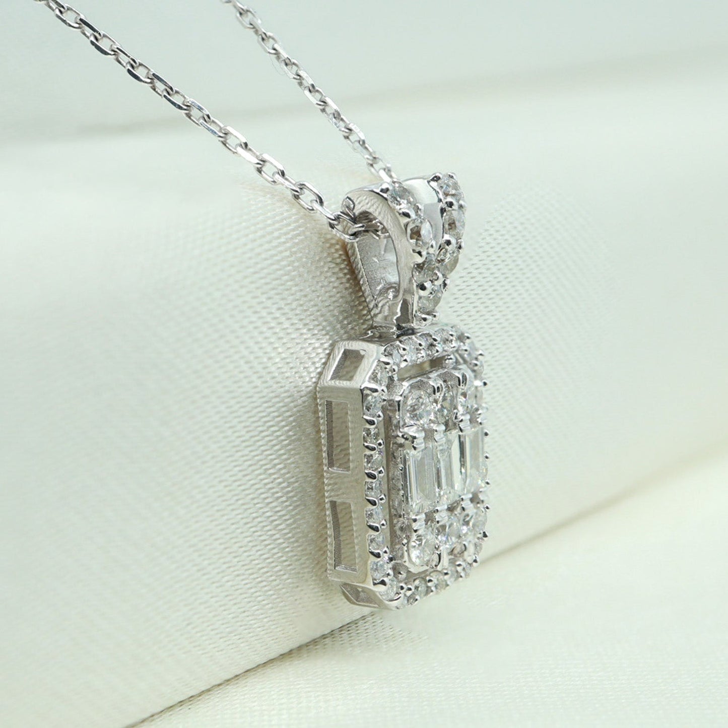 0,50ct Pırlanta Baget Kolye