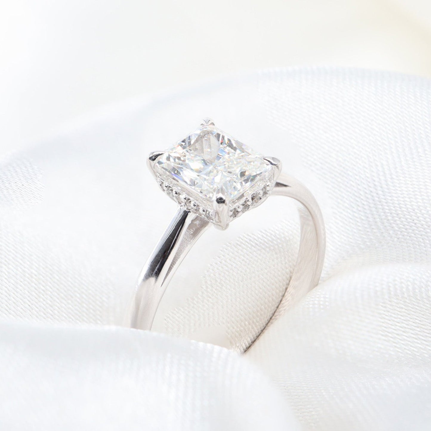 Kenar Taşlı Radyan Kesim Pırlanta Yüzük