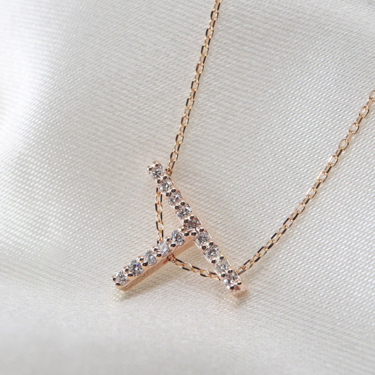 Pırlantalı T Harfi Kolye