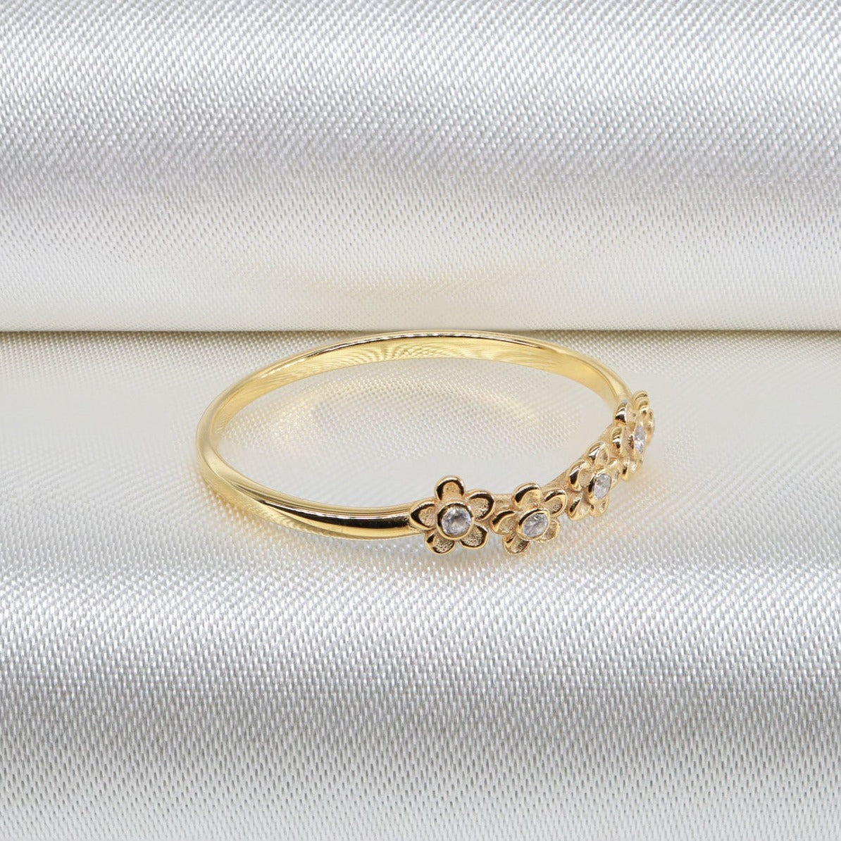 Pırlantalı Papatya Motifli Minimal Yüzük