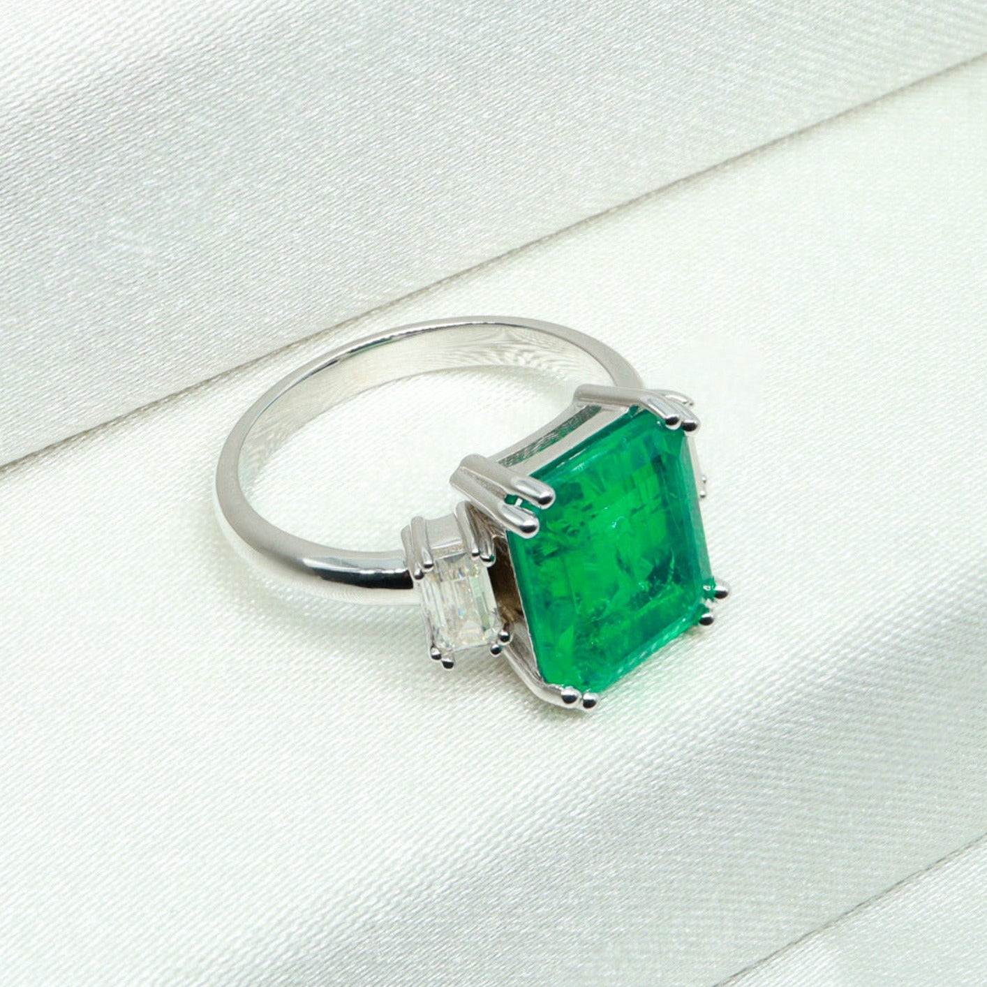 0,40ct Emerald Cut Baget Pırlantalı & Zümrüt Yüzük