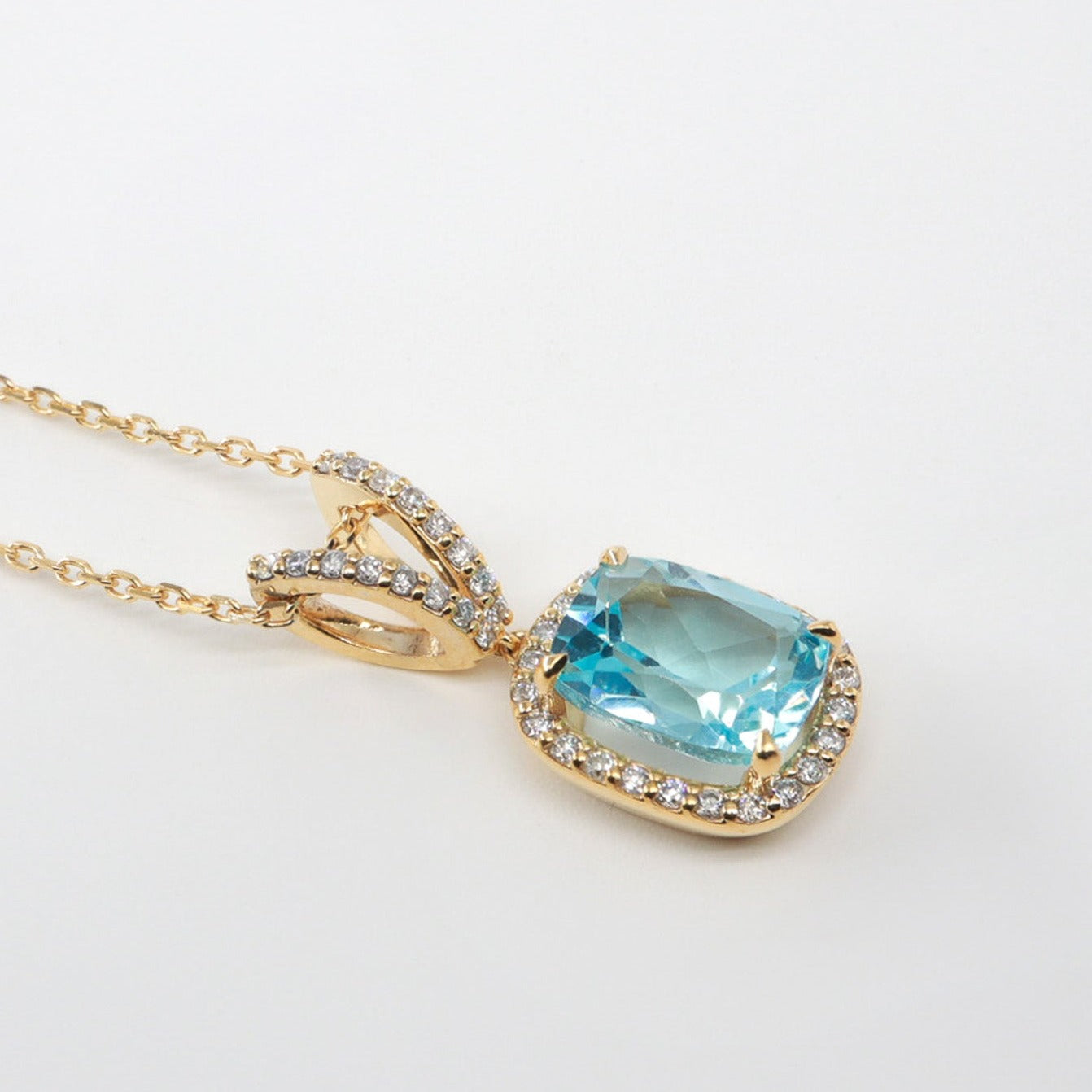 Cushion Kesim Mavi Topaz & Pırlanta Kolye