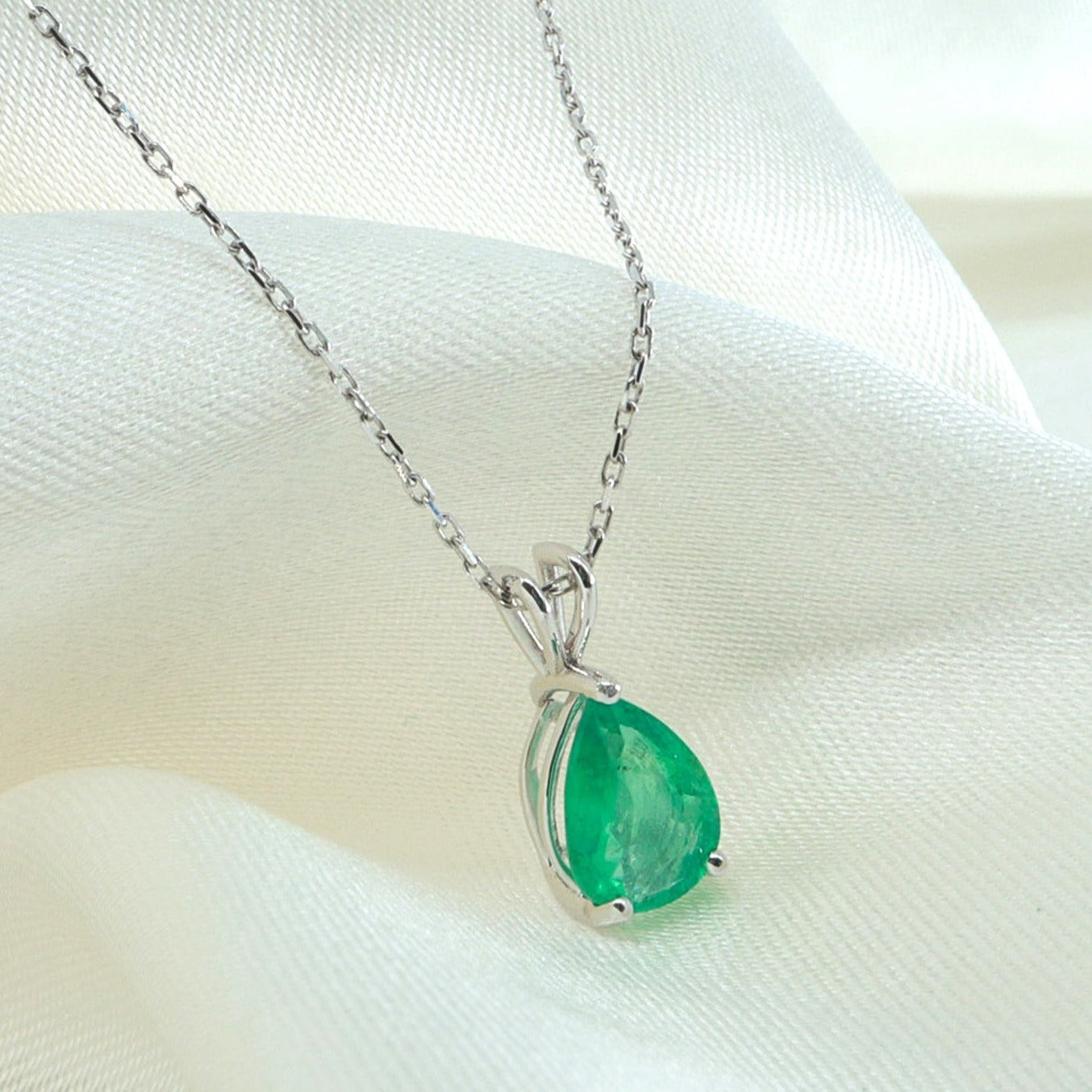 Zümrüt Damla Kolye