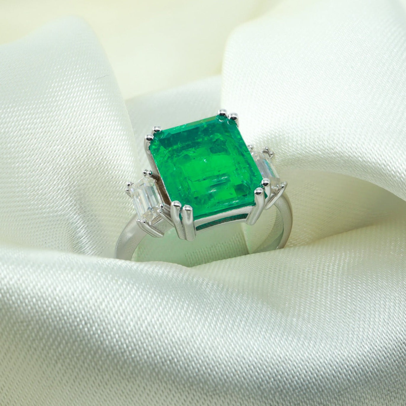 0,40ct Emerald Cut Baget Pırlantalı & Zümrüt Yüzük