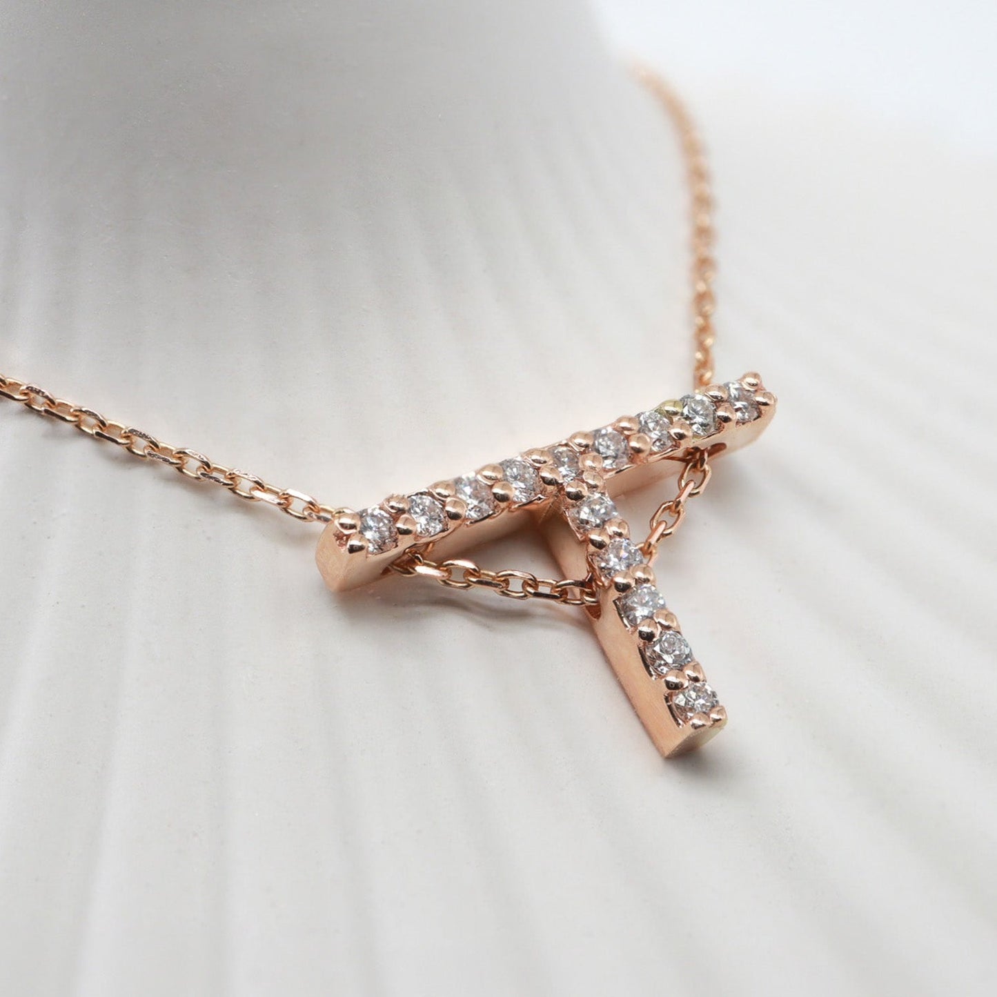 Pırlantalı T Harfi Kolye