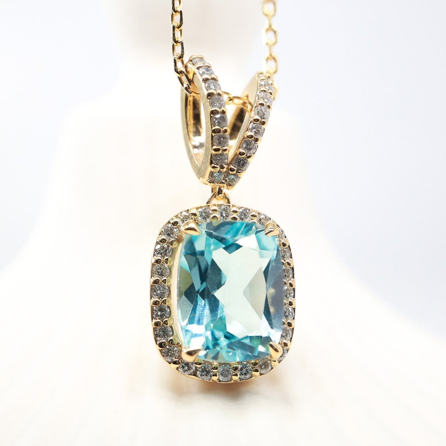 Cushion Kesim Mavi Topaz & Pırlanta Kolye