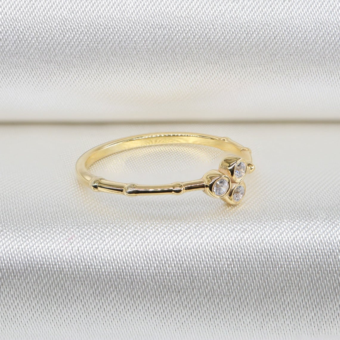 Üç Taşlı Pırlantalı Minimal Yüzük