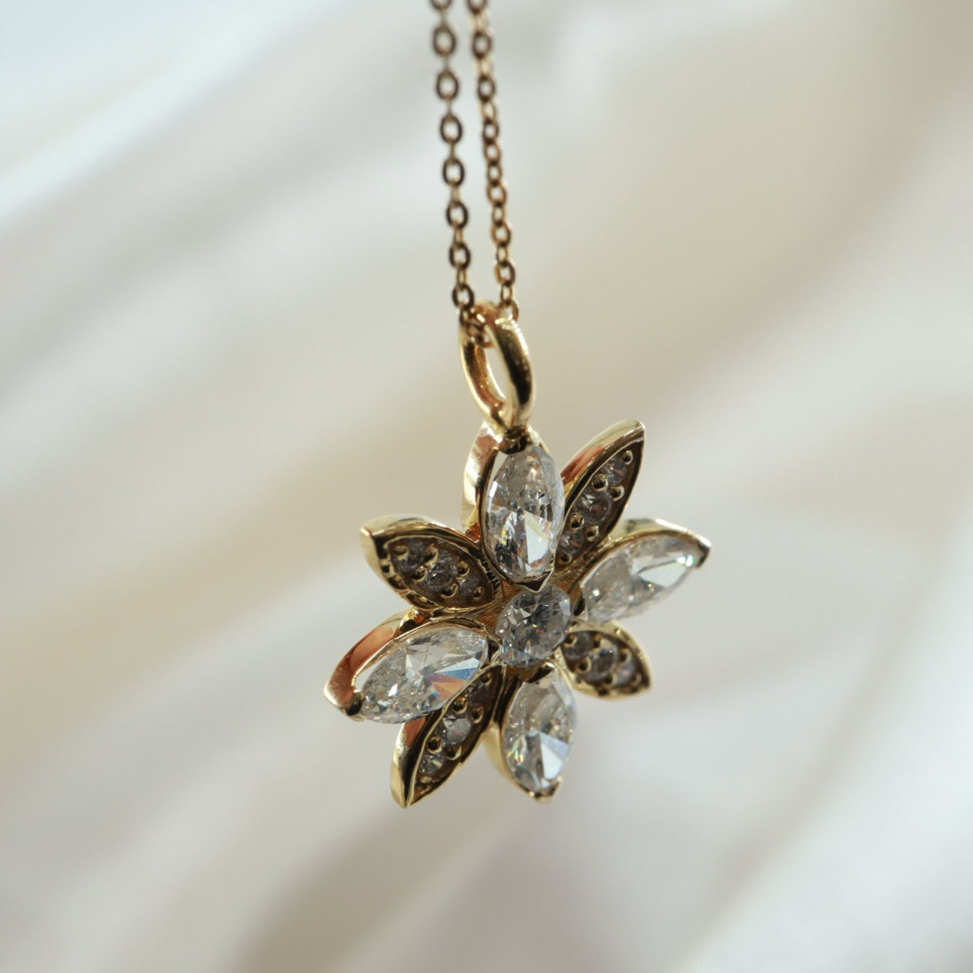 0,81ct Lotus Çiçeği Pırlanta Kolye