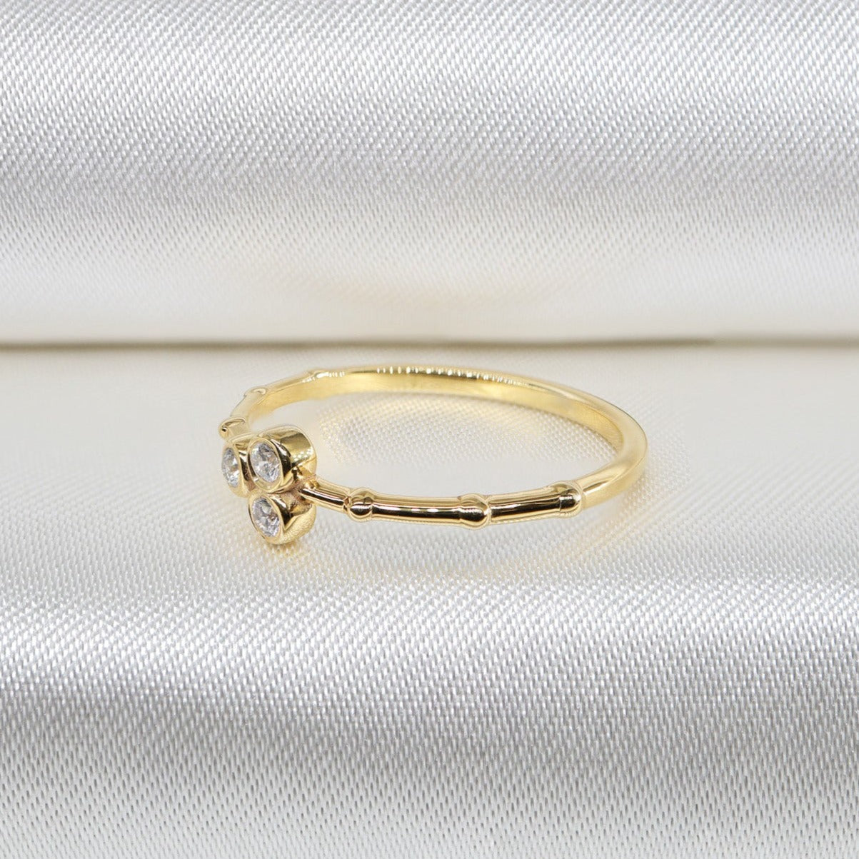 Üç Taşlı Pırlantalı Minimal Yüzük