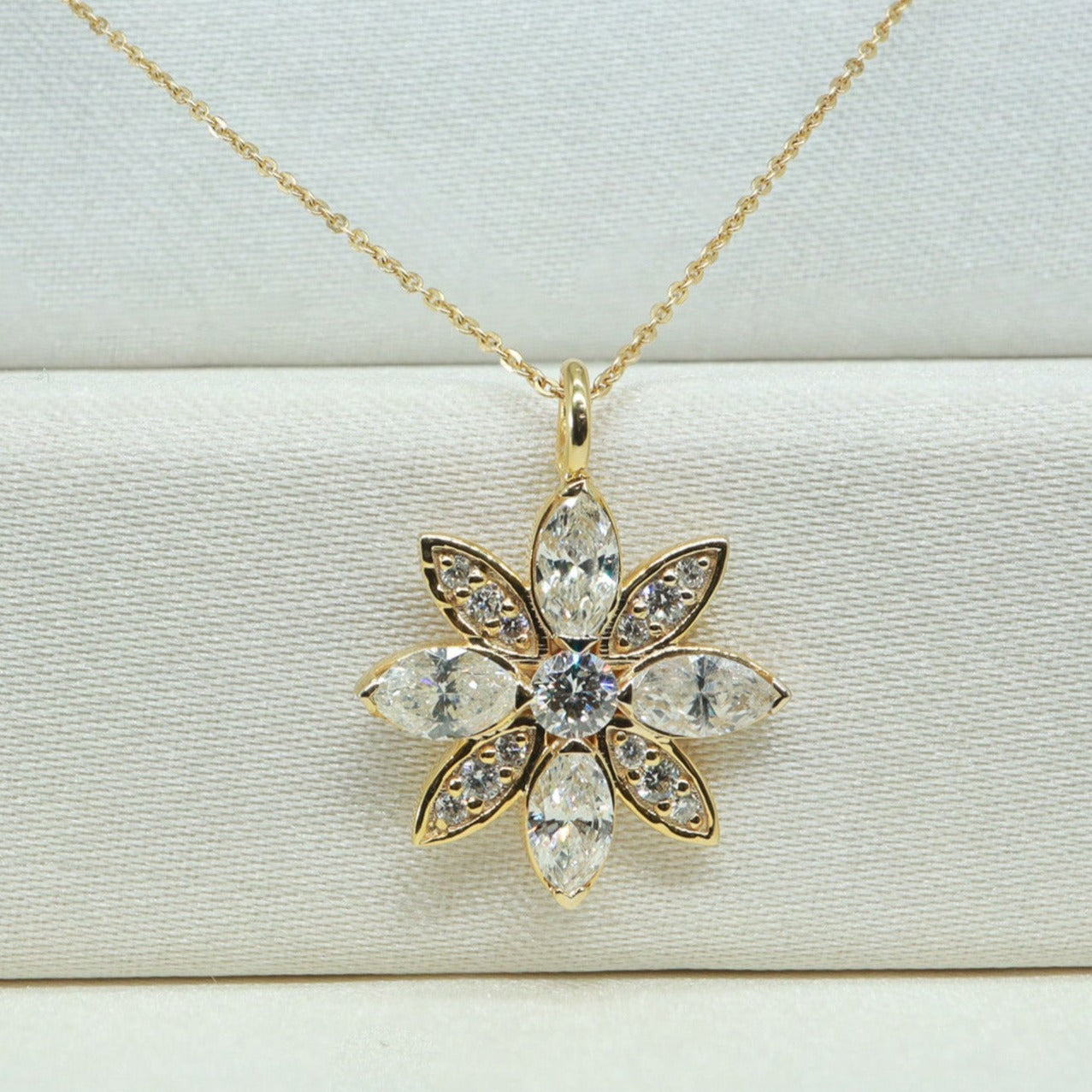 0,81ct Lotus Çiçeği Pırlanta Kolye