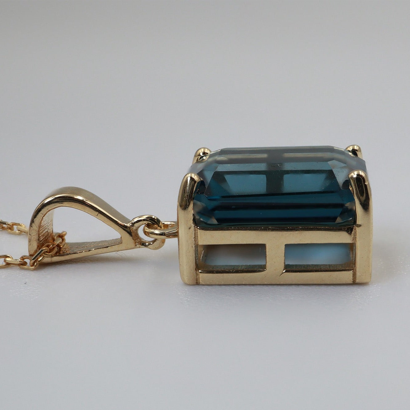 Emerald Kesim London Topaz Kolye