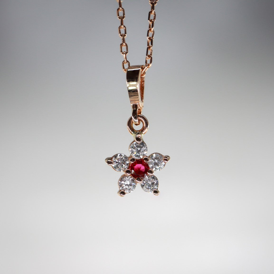 Papatya Model Yakut & Pırlanta Minimal Kolye