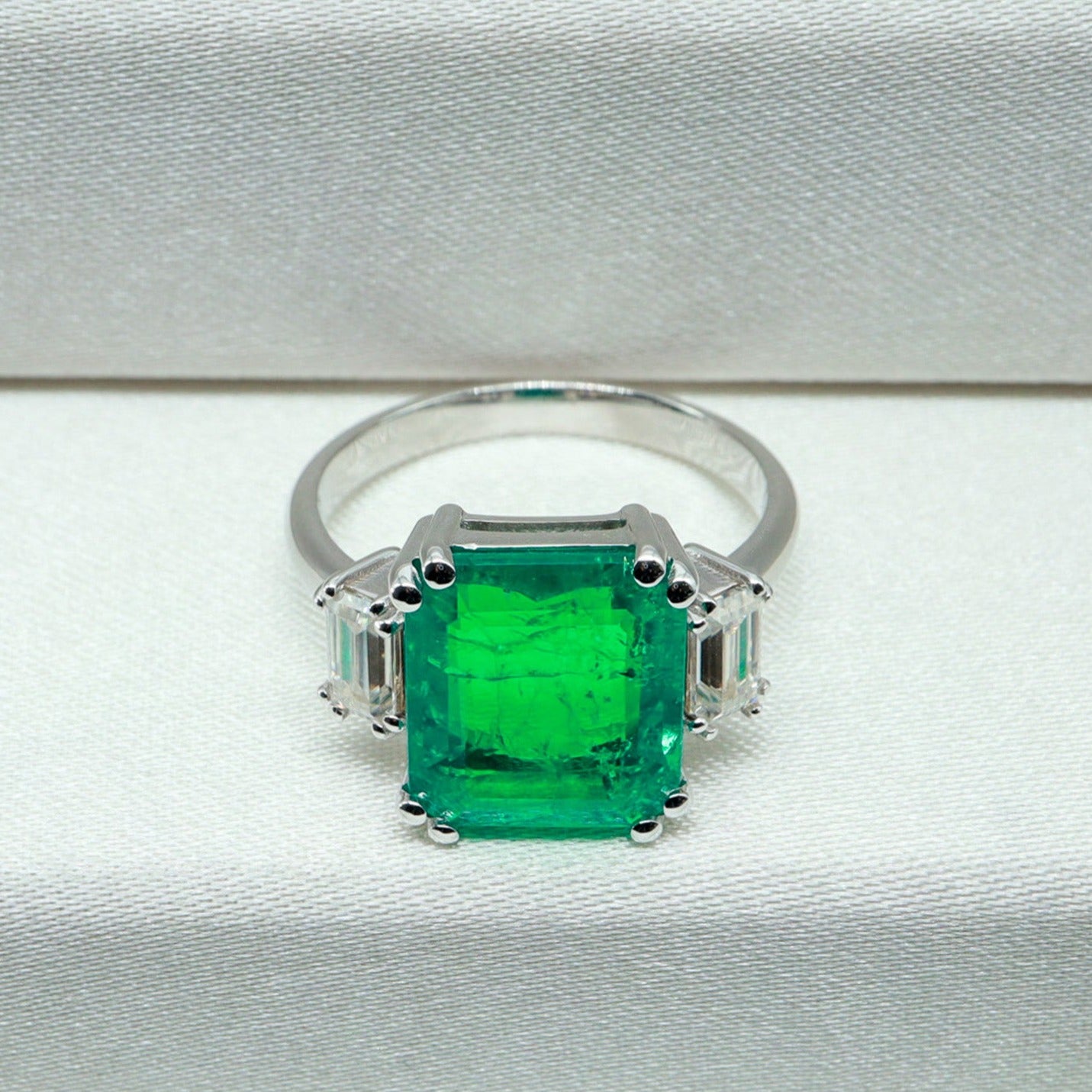 0,55ct Emerald Cut Baget Pırlantalı & Zümrüt Yüzük