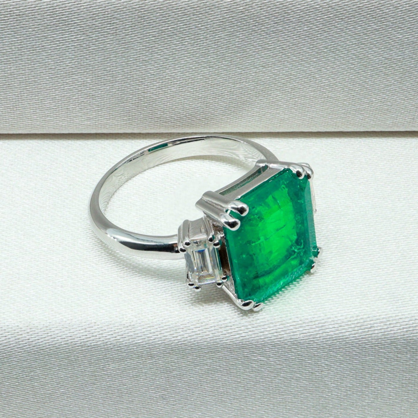 0,55ct Emerald Cut Baget Pırlantalı & Zümrüt Yüzük