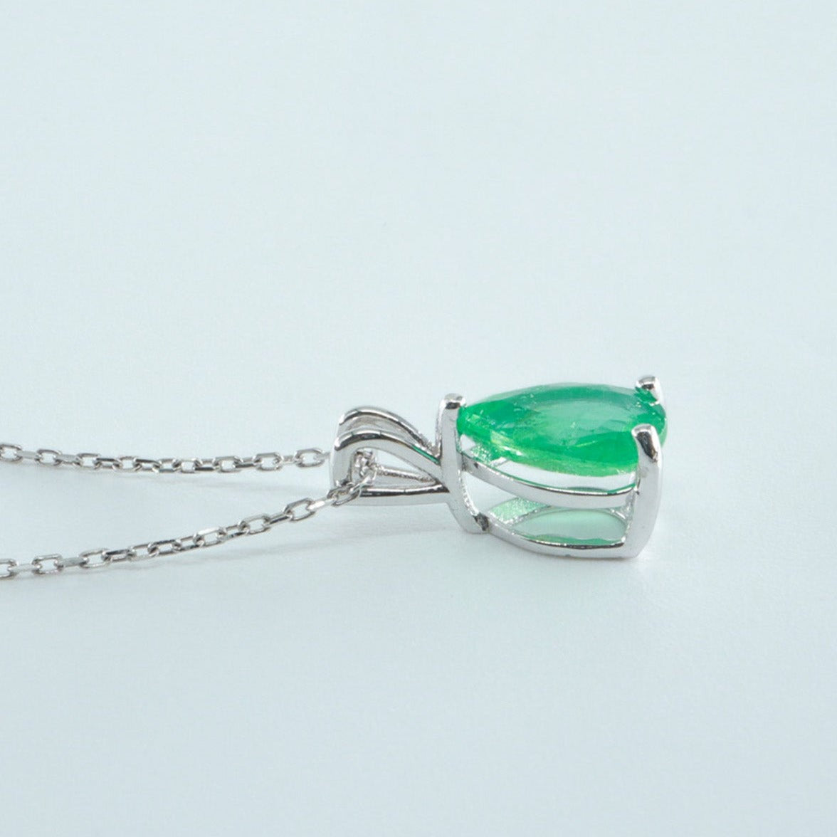 Zümrüt Damla Kolye