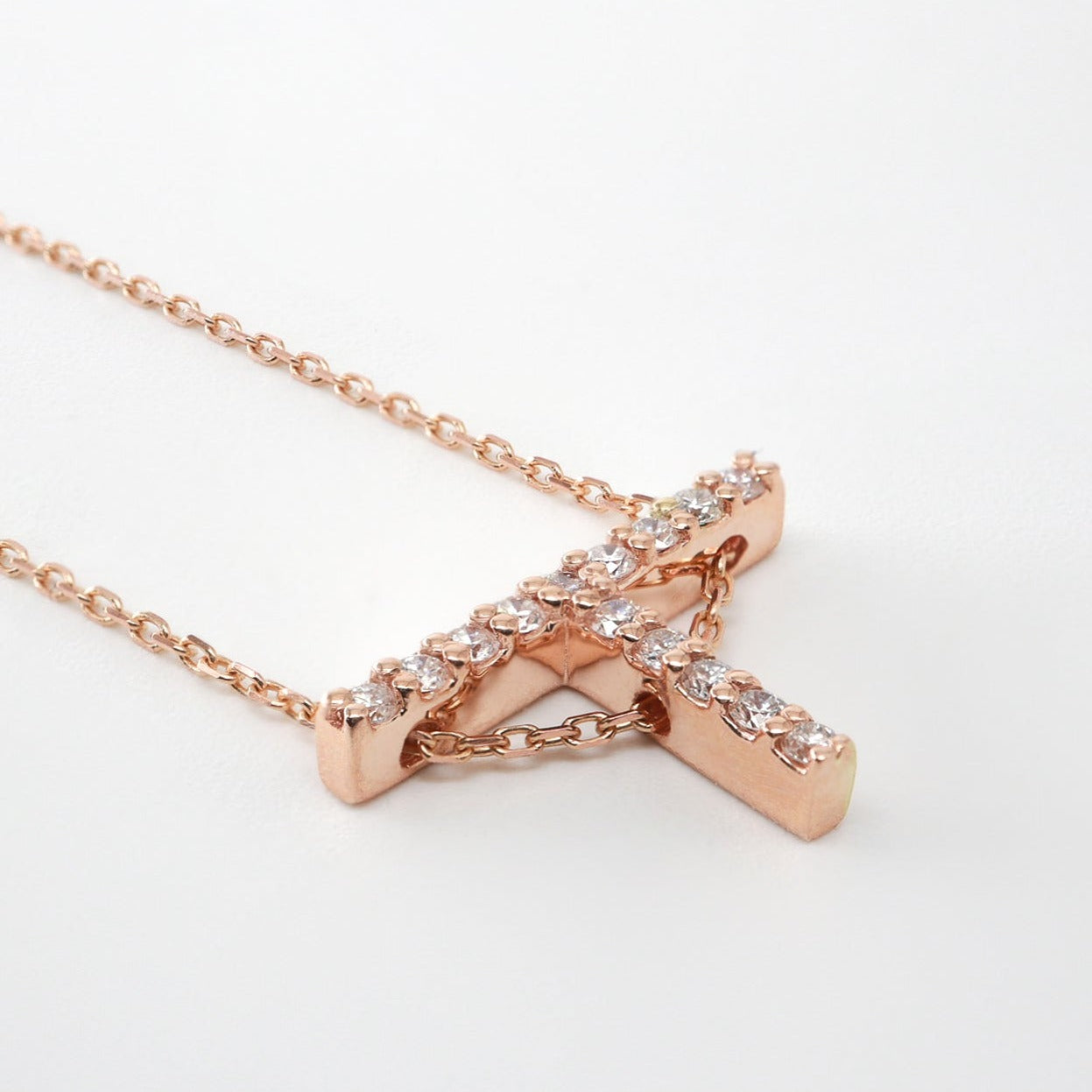 Pırlantalı T Harfi Kolye