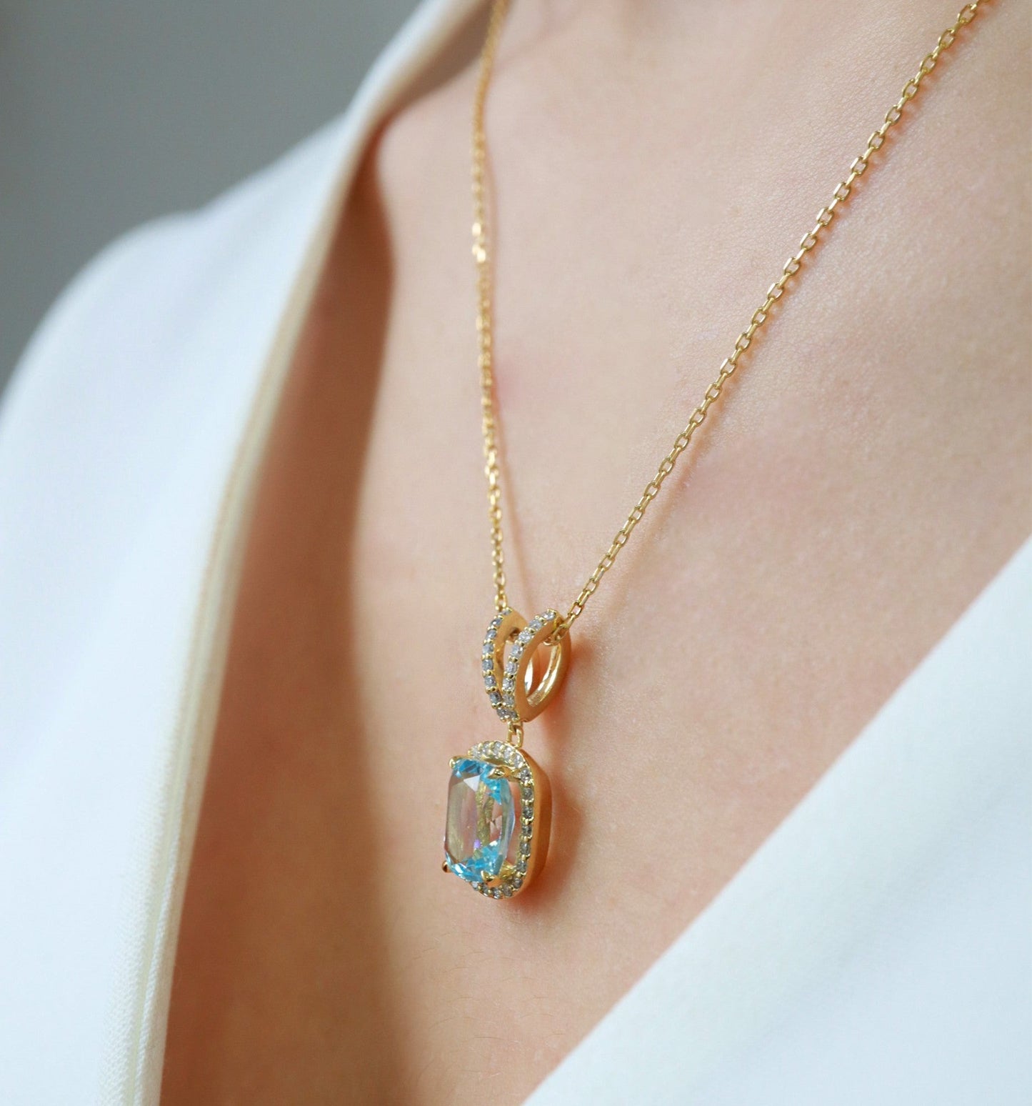 Cushion Kesim Mavi Topaz & Pırlanta Kolye