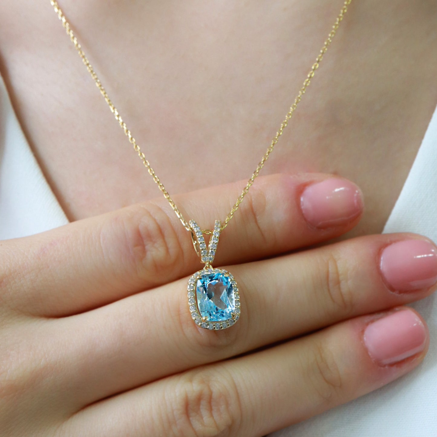 Cushion Kesim Mavi Topaz & Pırlanta Kolye