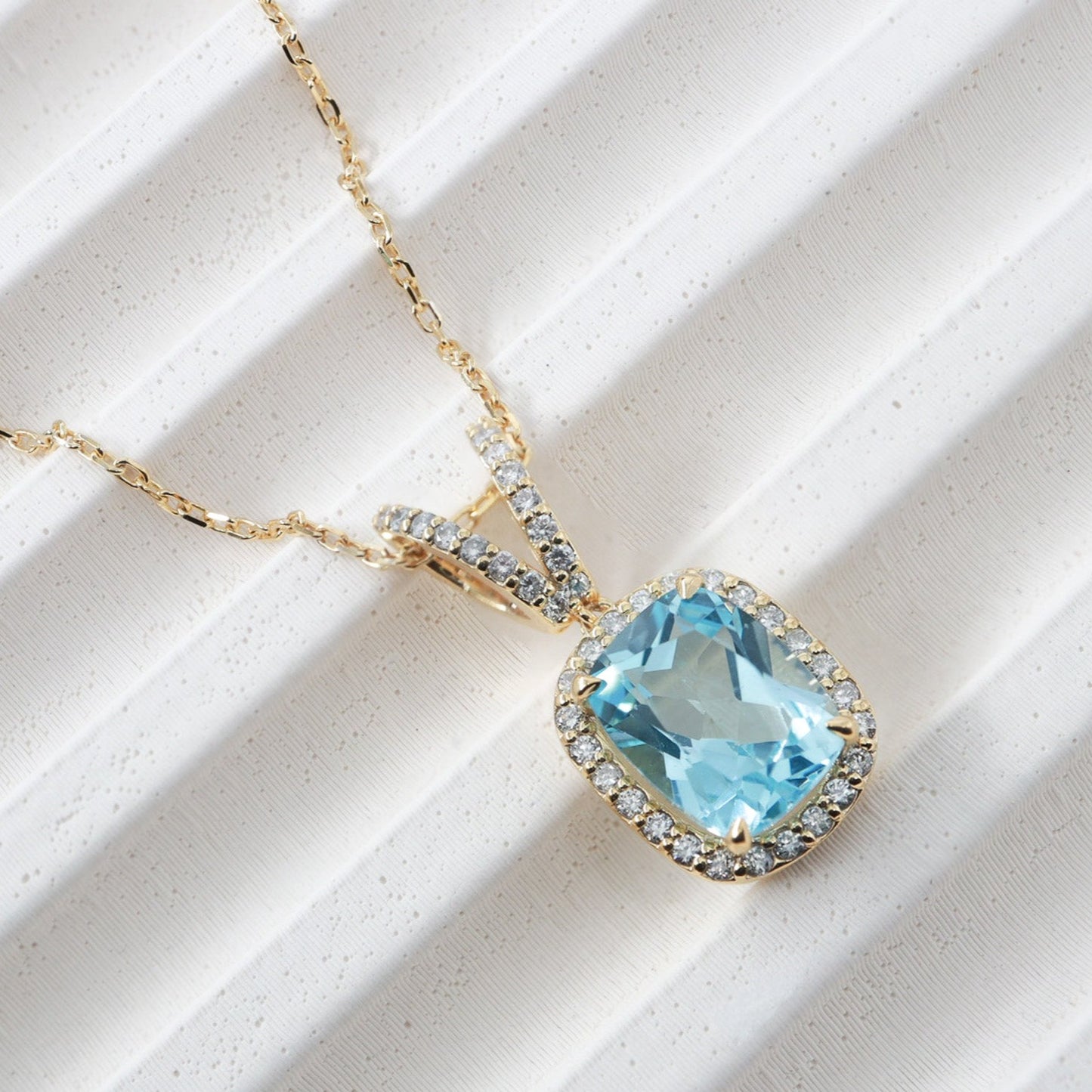 Cushion Kesim Mavi Topaz & Pırlanta Kolye