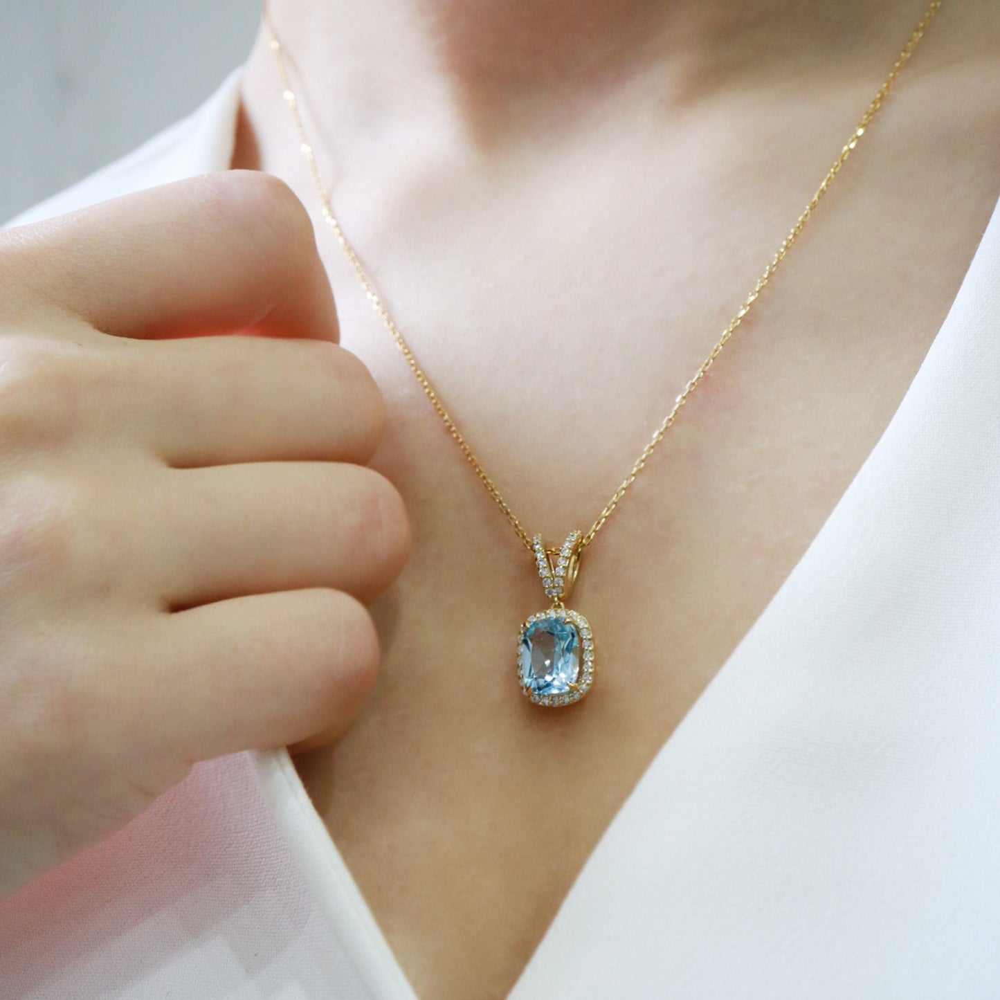 Cushion Kesim Mavi Topaz & Pırlanta Kolye