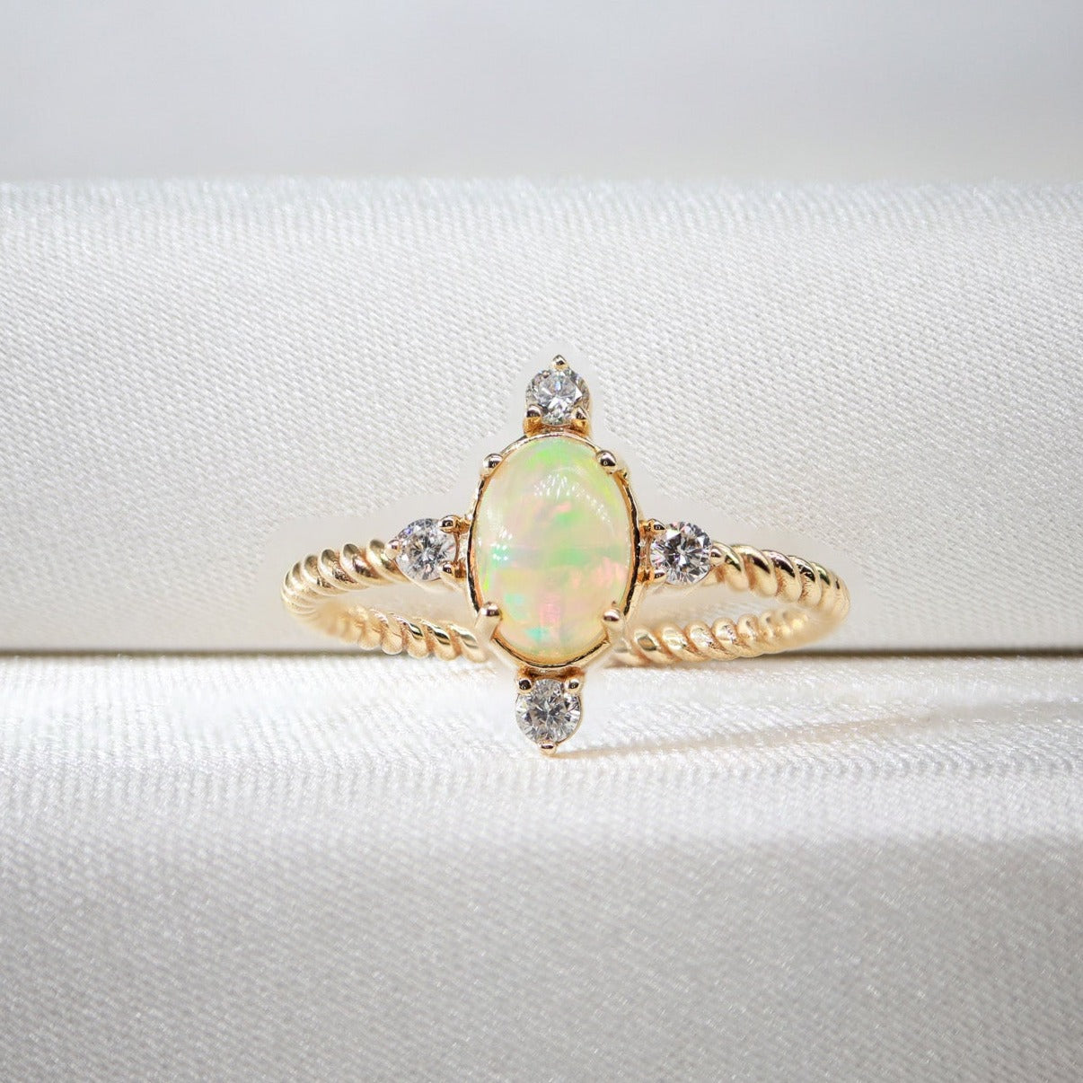 Oval Kapşon Opal Taş & Pırlanta