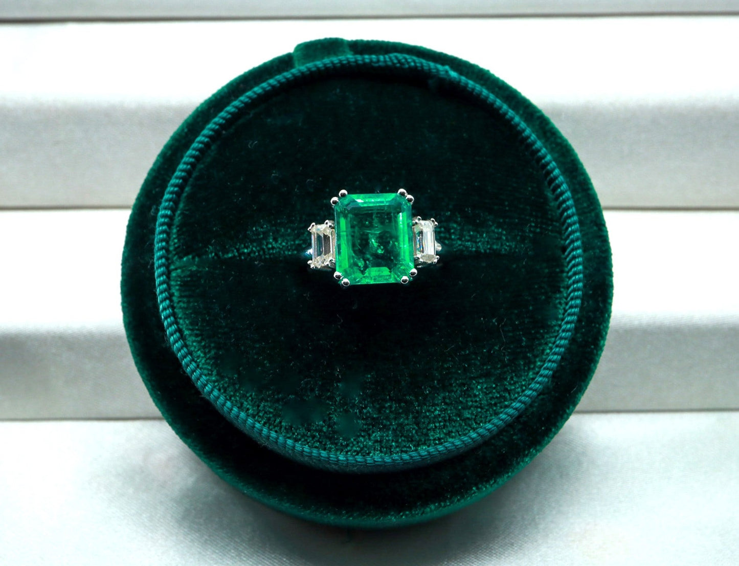 0,40ct Emerald Cut Baget Pırlantalı & Zümrüt Yüzük