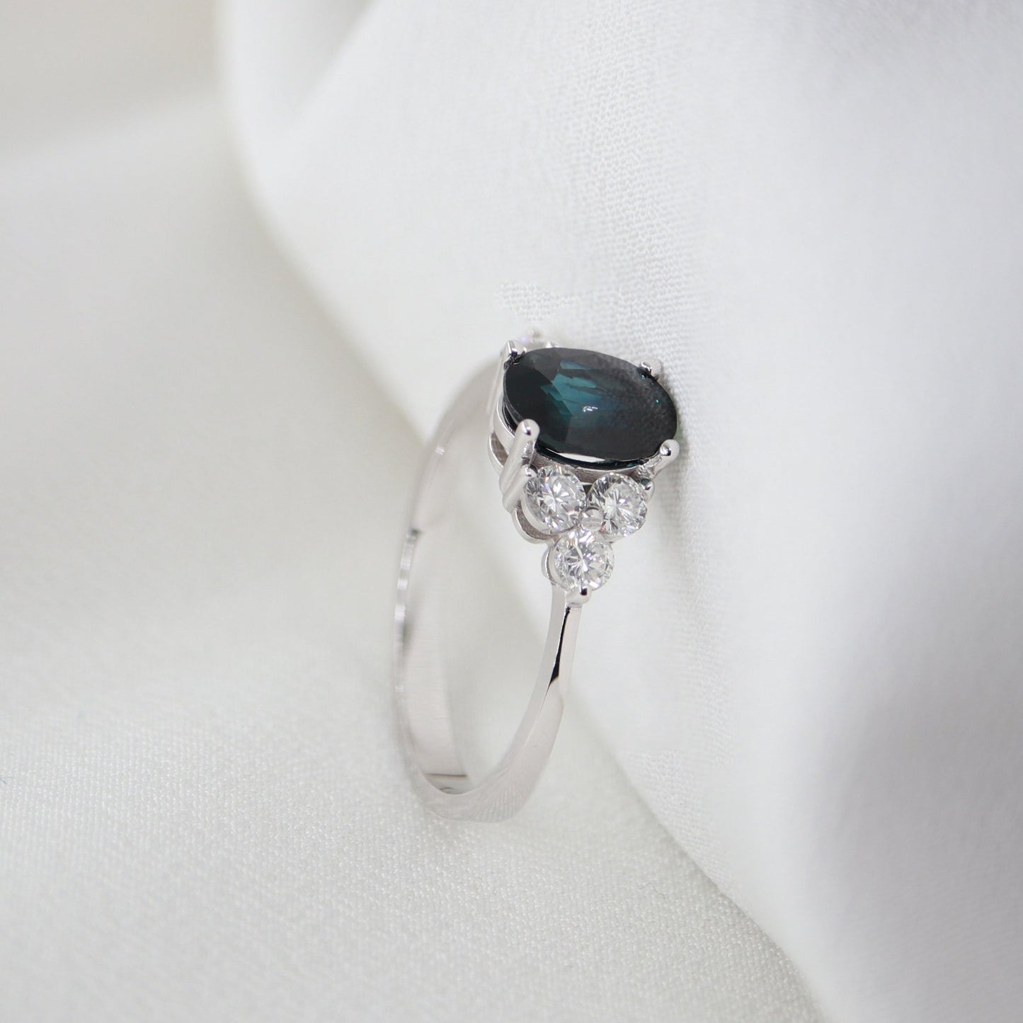 Oval Kesim Safir & Pırlanta Yüzük