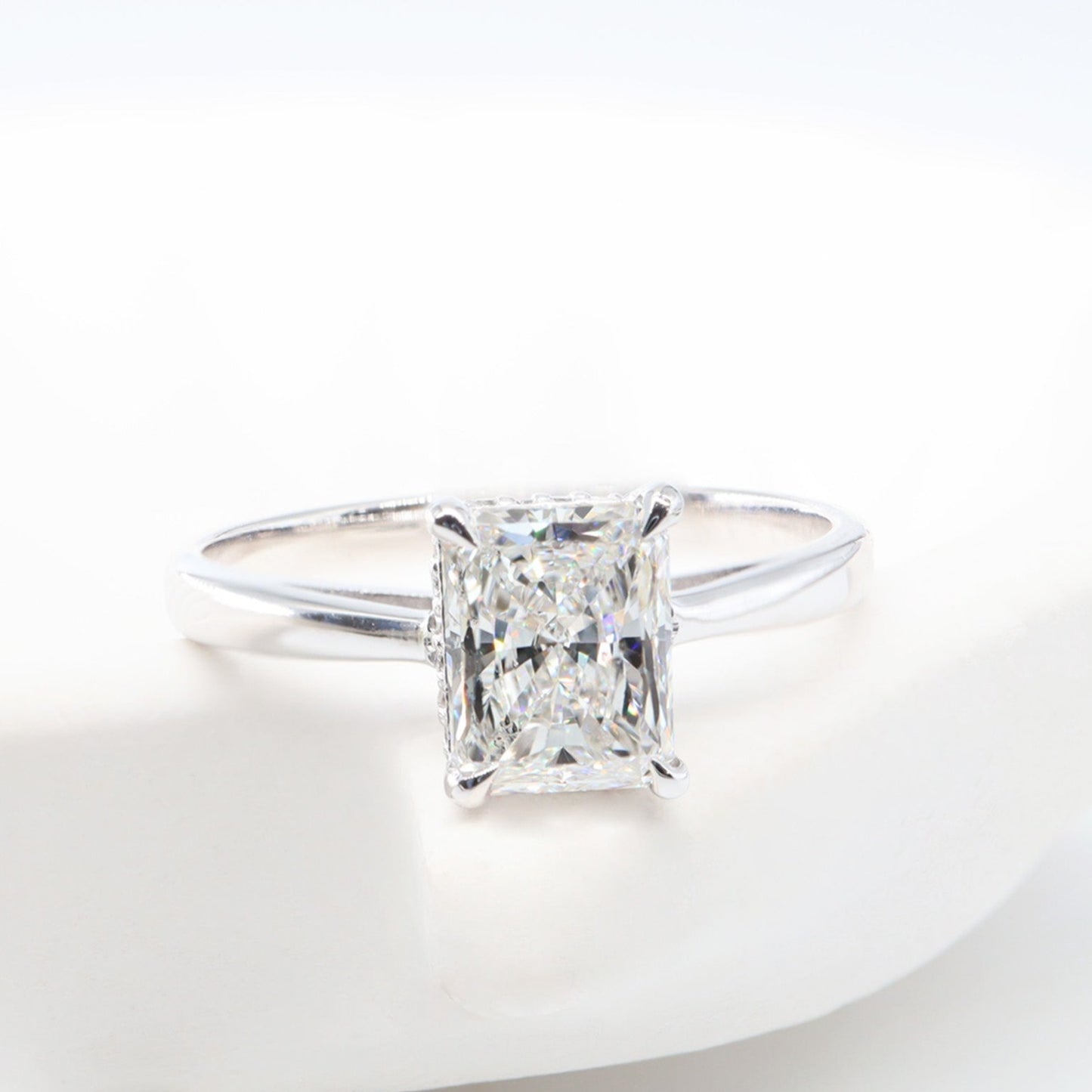 Kenar Taşlı Radyan Kesim Pırlanta Yüzük