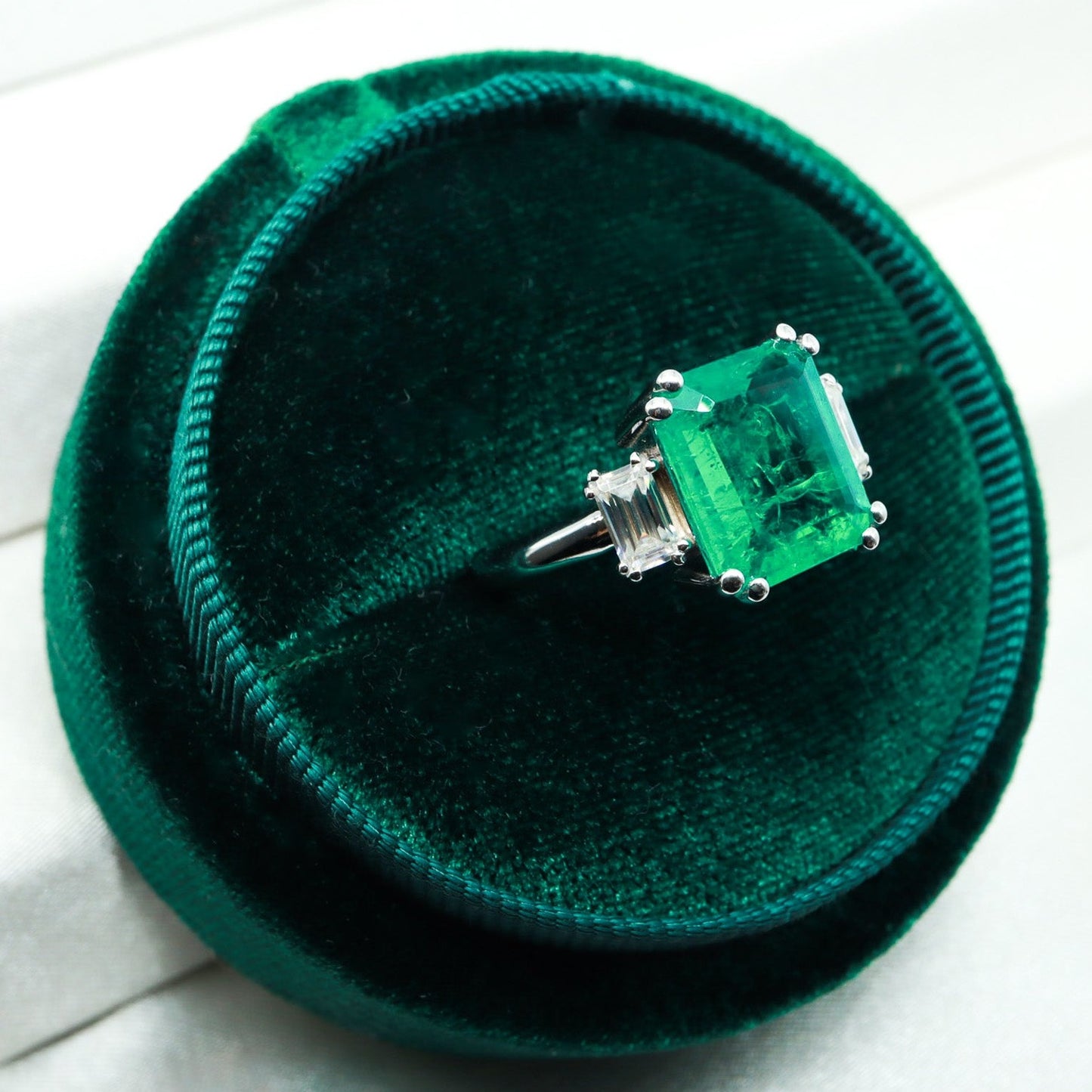 0,55ct Emerald Cut Baget Pırlantalı & Zümrüt Yüzük