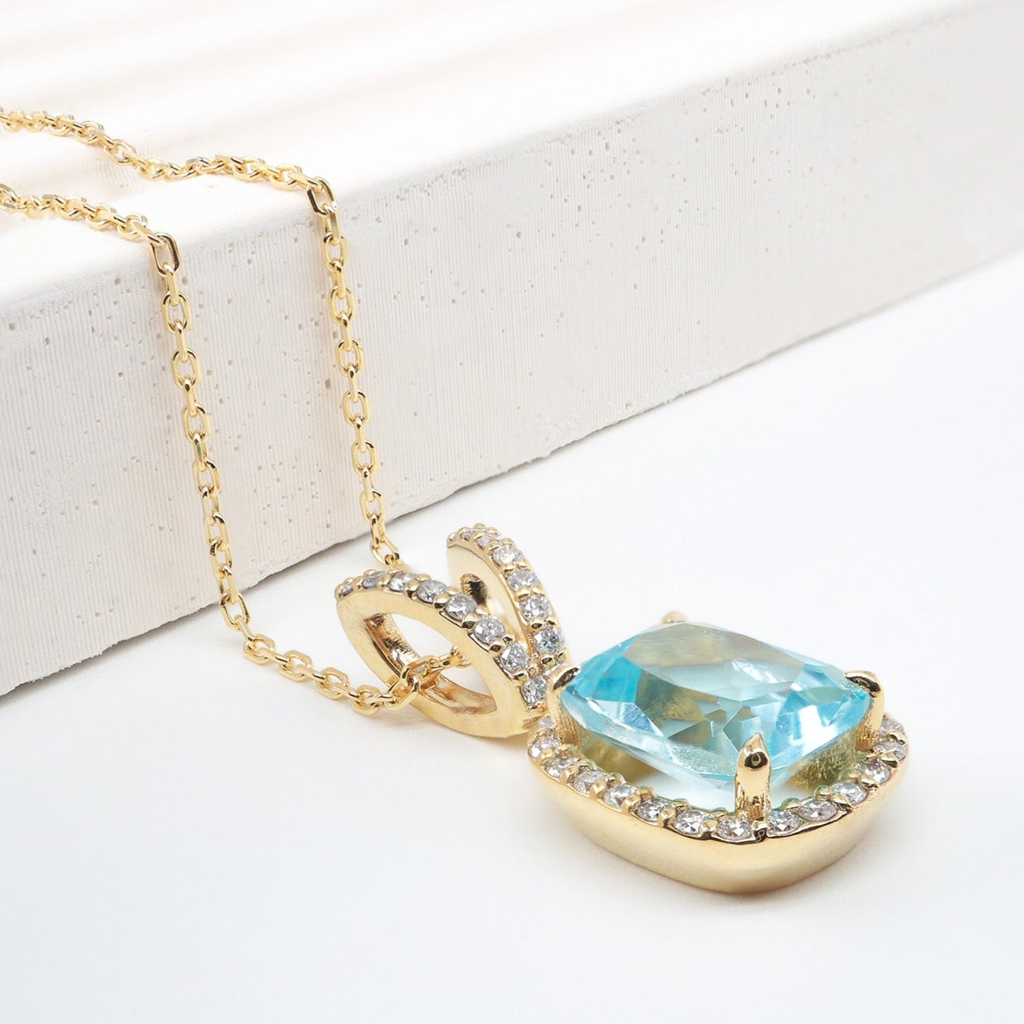 Cushion Kesim Mavi Topaz & Pırlanta Kolye