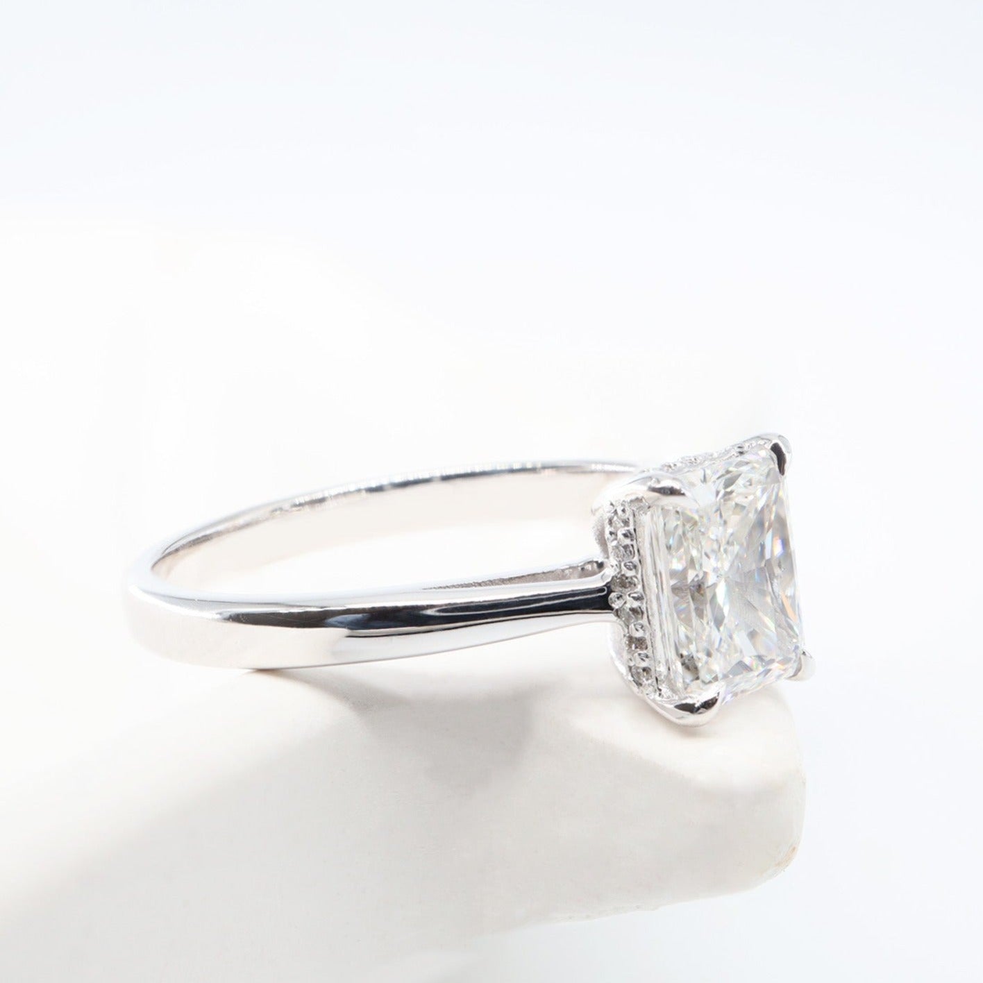 Kenar Taşlı Radyan Kesim Pırlanta Yüzük