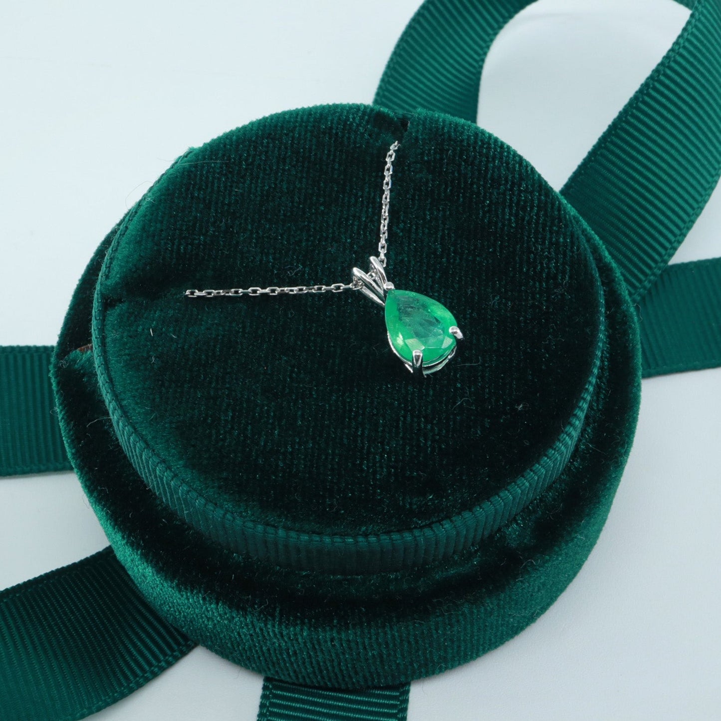 Zümrüt Damla Kolye