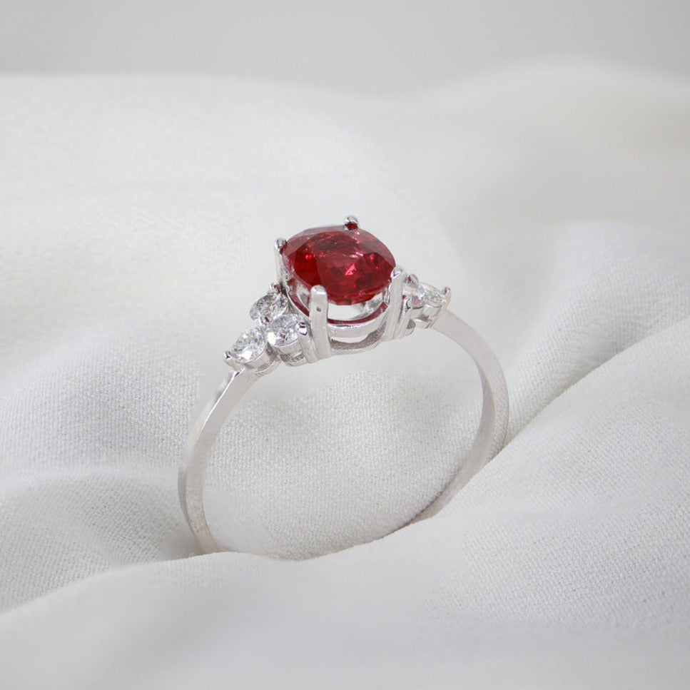 Oval Yakut & Pırlanta Yüzük