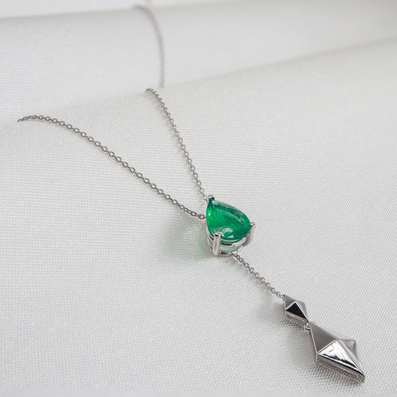 Damla Zümrüt Taşlı Kolye