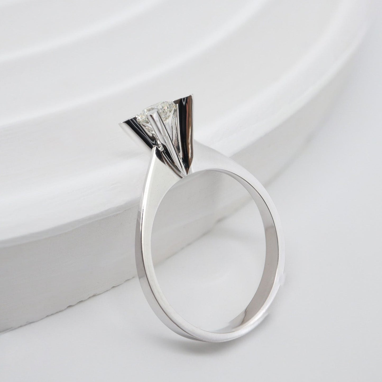 0,30ct Badem Tırnak Tektaş