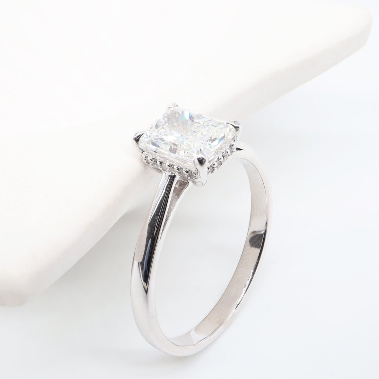 Kenar Taşlı Radyan Kesim Pırlanta Yüzük