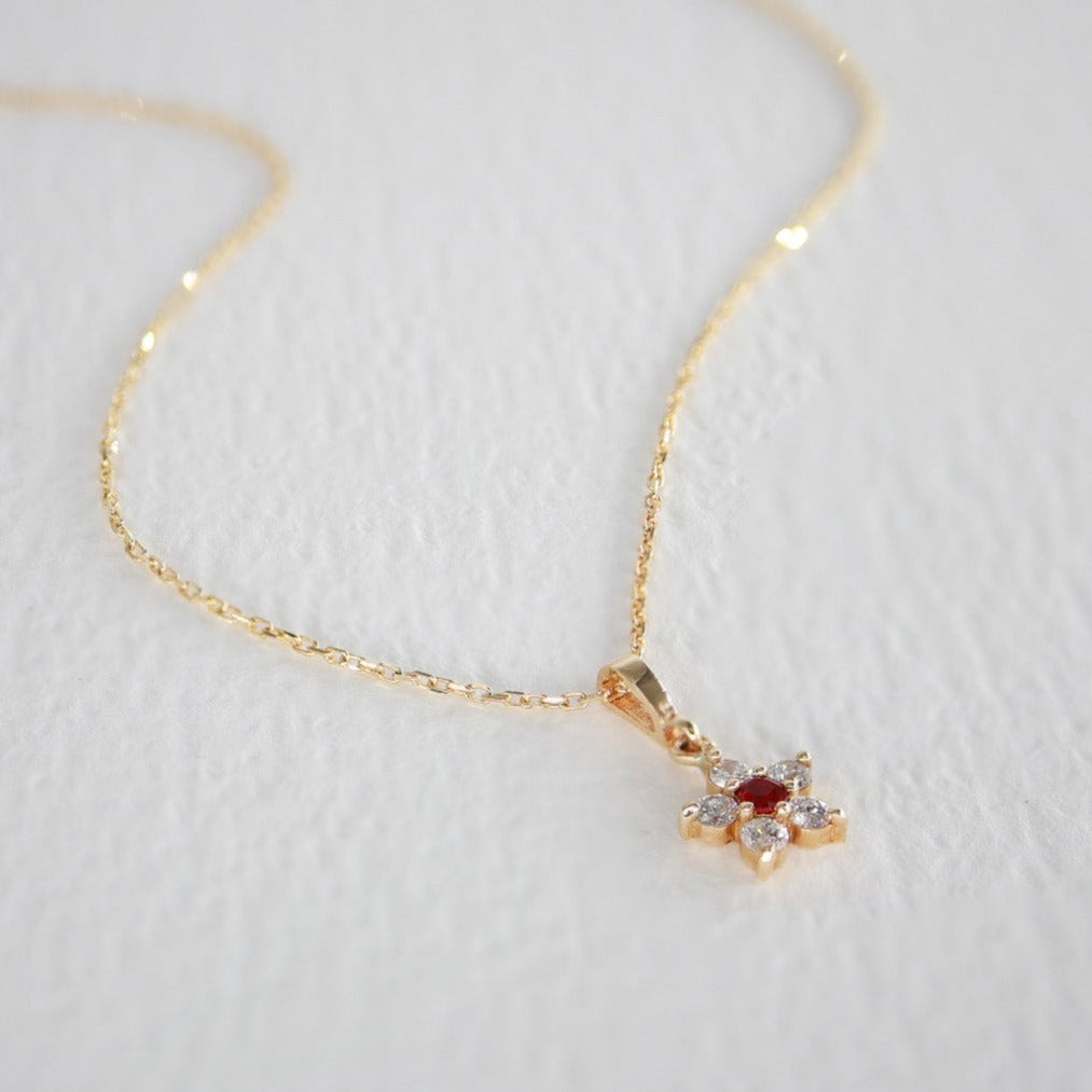 Papatya Model Yakut & Pırlanta Minimal Kolye