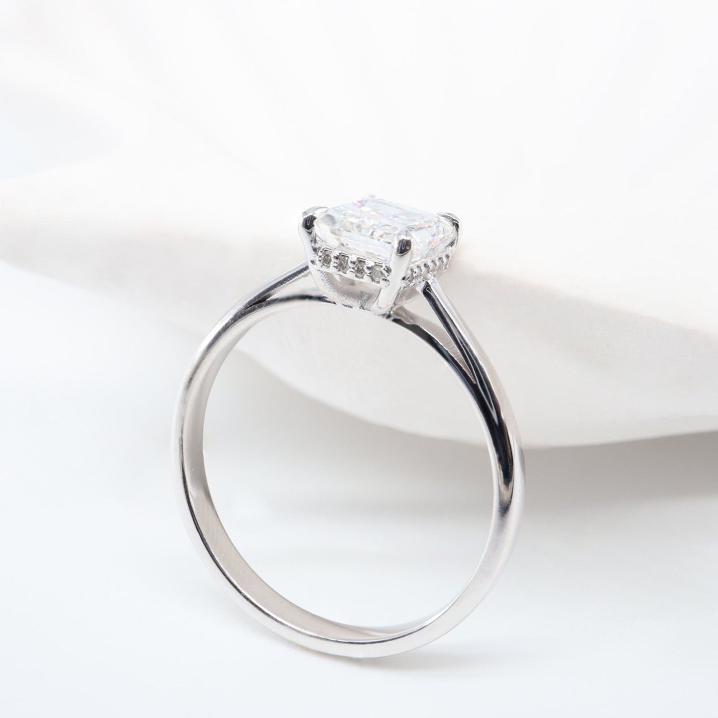 Kenar Taşlı Radyan Kesim Pırlanta Yüzük