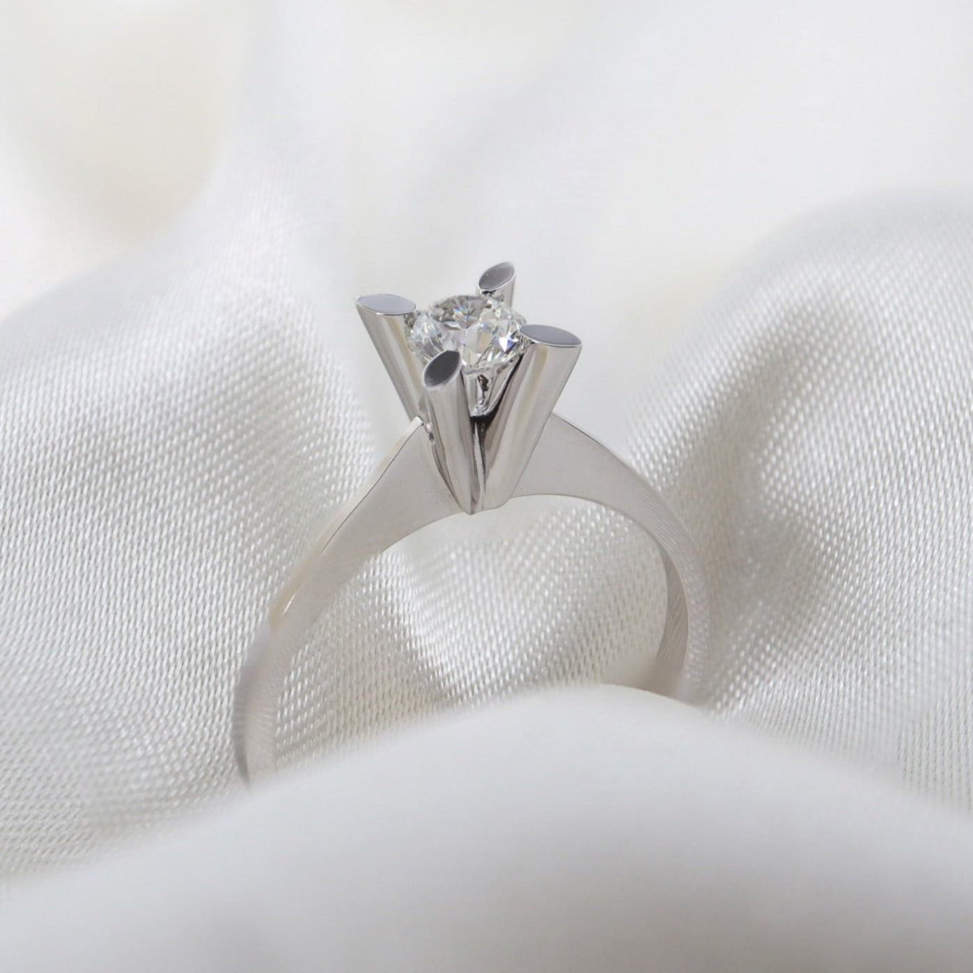 0,30ct Badem Tırnak Tektaş