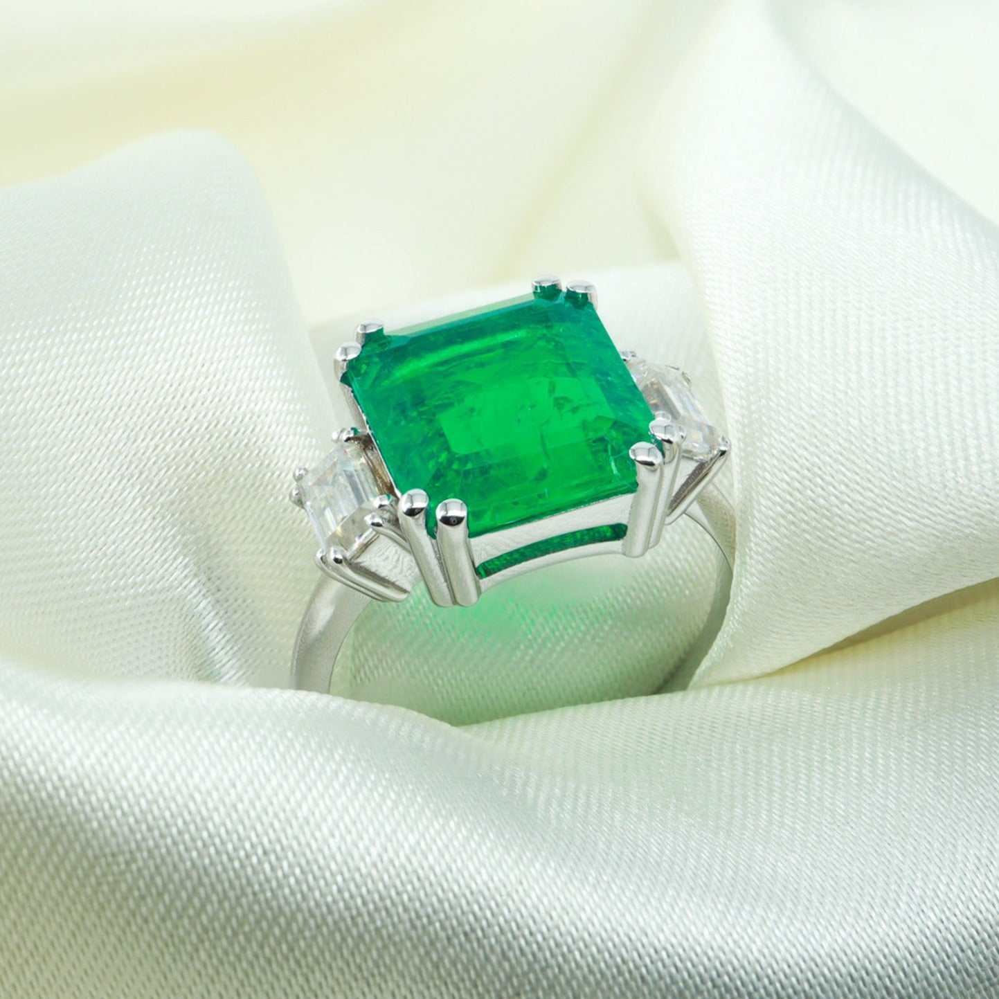 0,55ct Emerald Cut Baget Pırlantalı & Zümrüt Yüzük