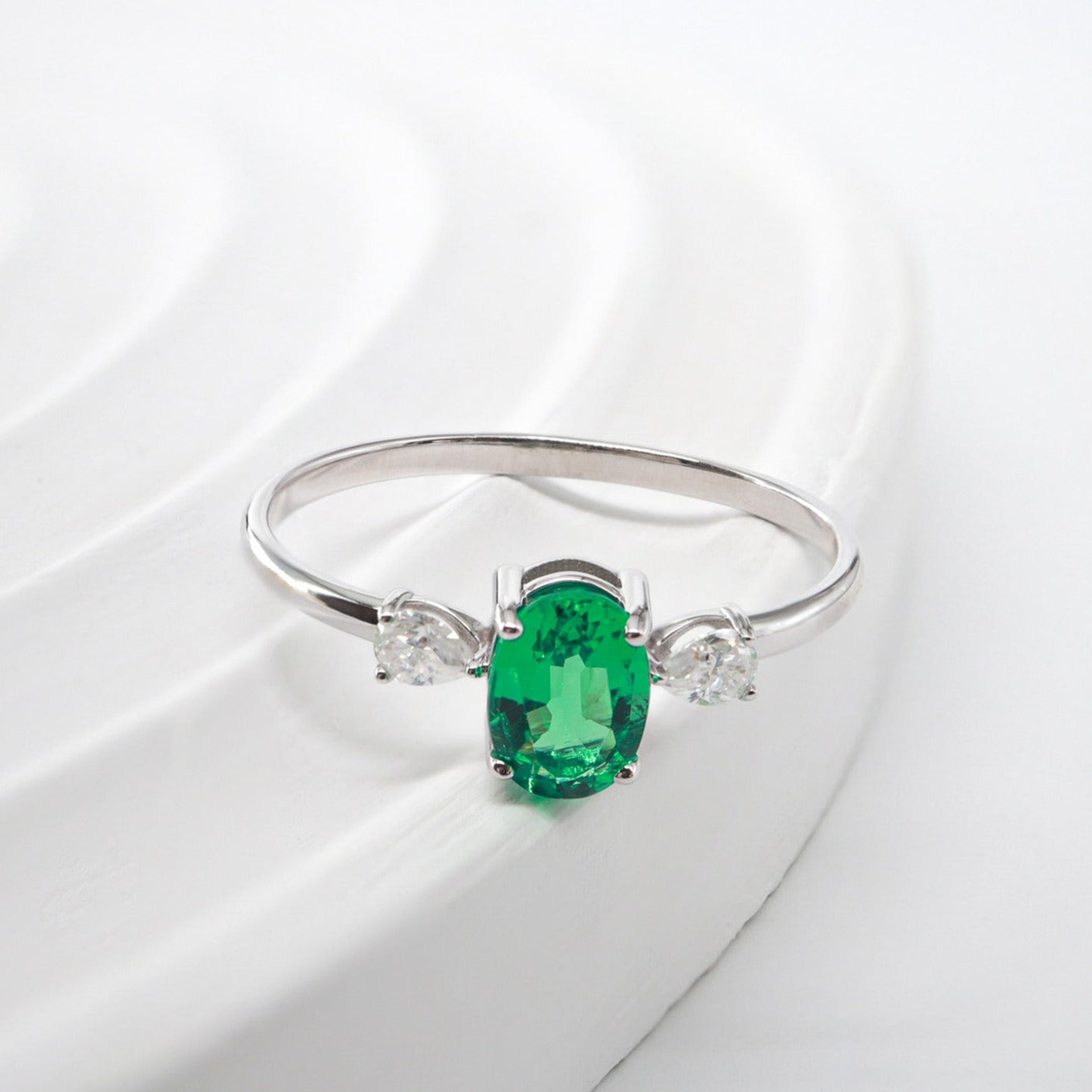 Oval Zümrüt & Damla Pırlanta