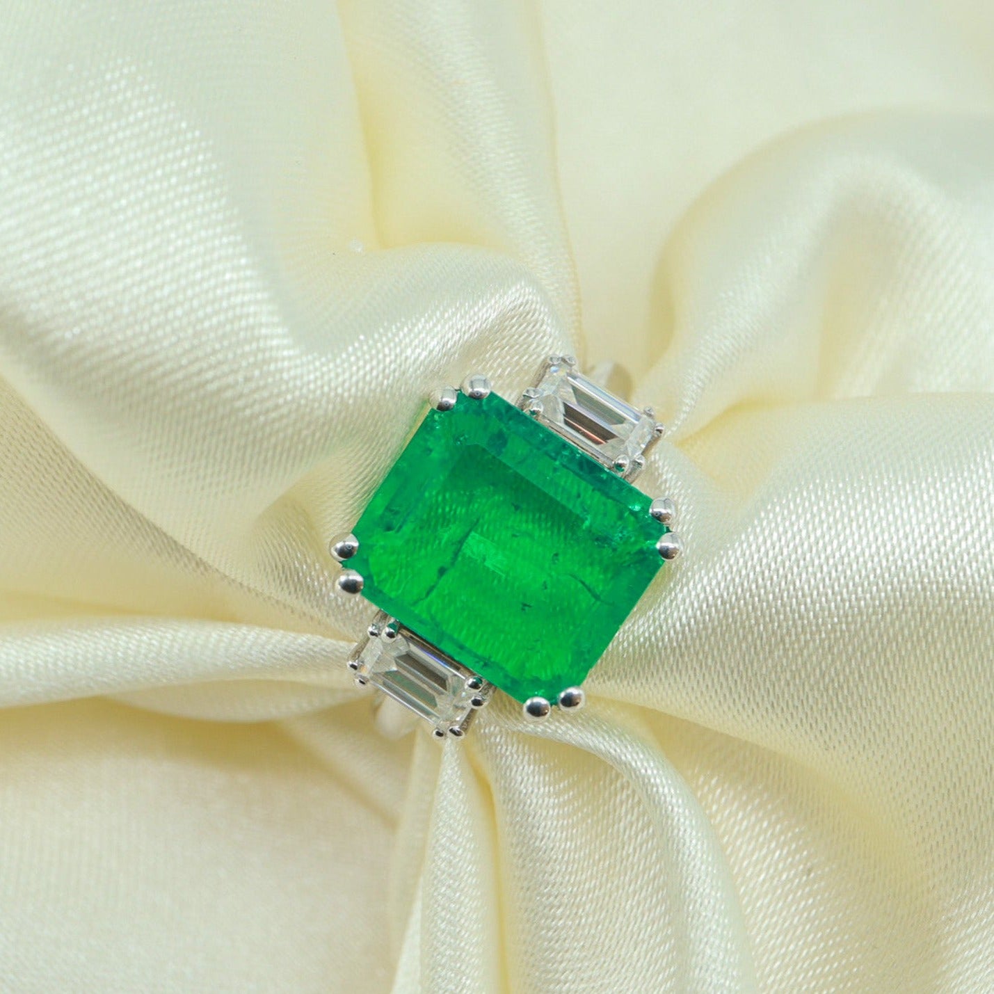 0,55ct Emerald Cut Baget Pırlantalı & Zümrüt Yüzük