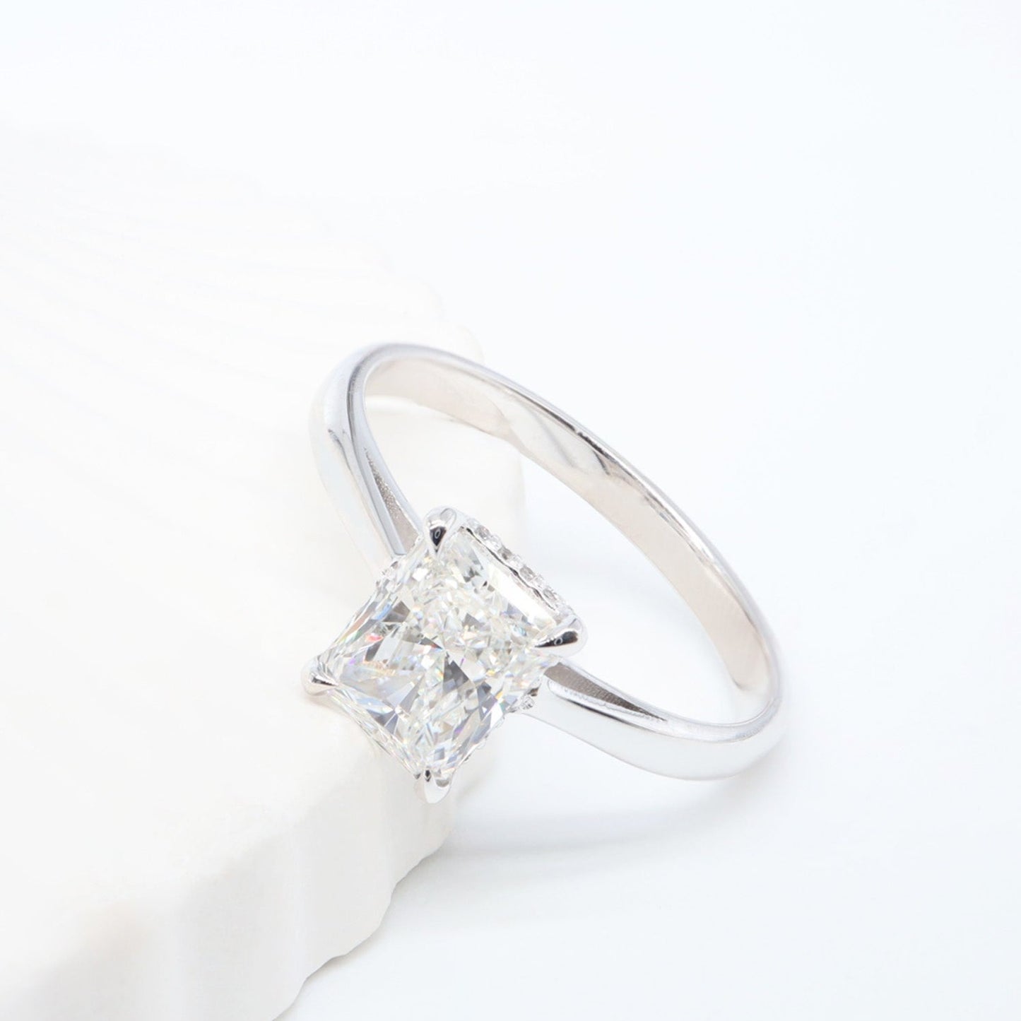 Kenar Taşlı Radyan Kesim Pırlanta Yüzük