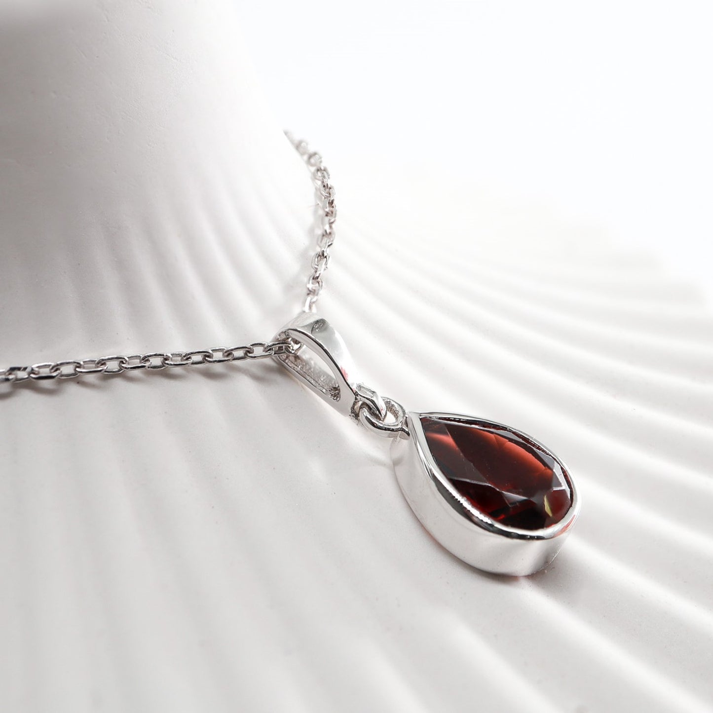 Doğum Ayı Taşı Garnet Damla Kolye (Ocak)