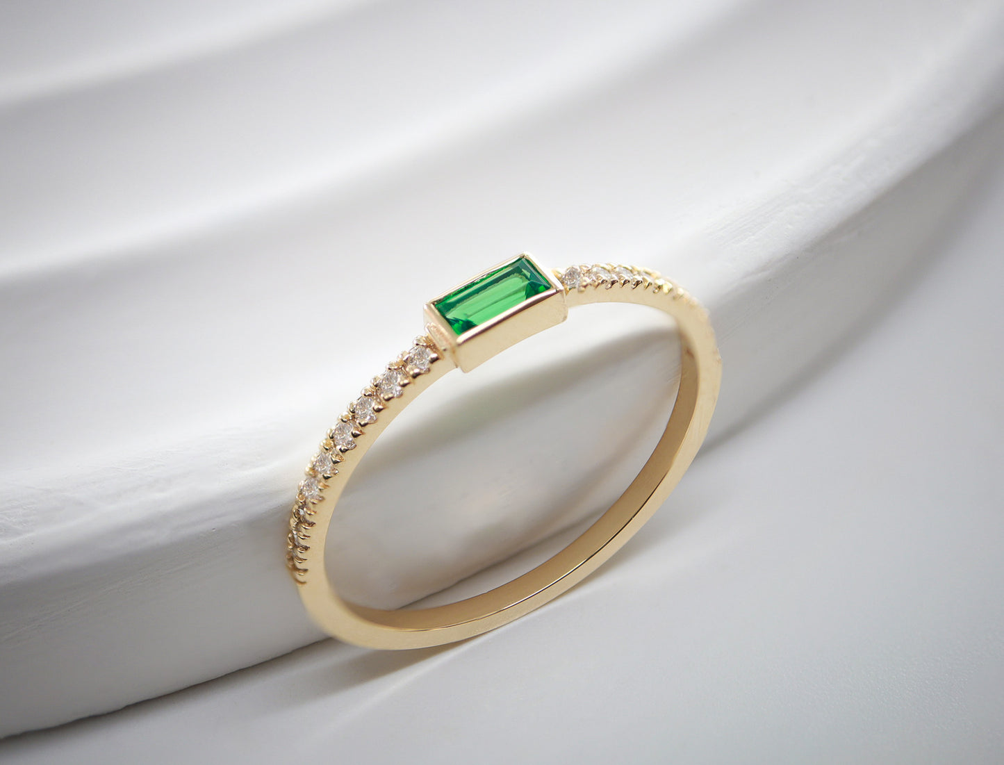 Minimal Sentetik Zümrüt & Doğal Pırlanta Yüzük