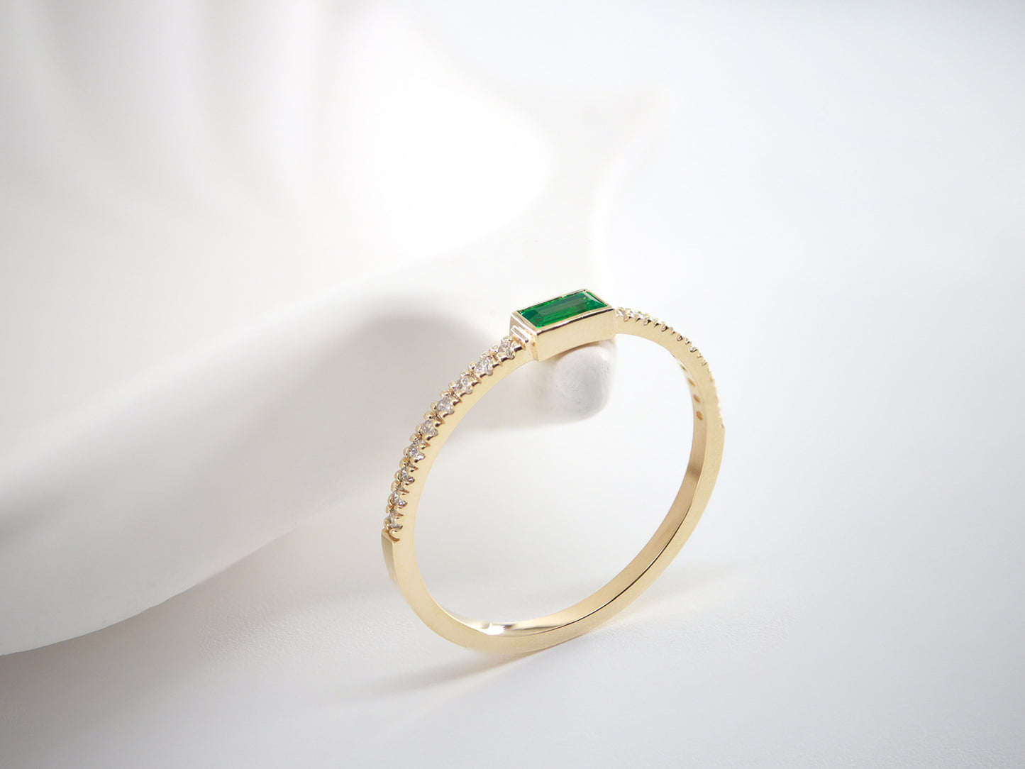 Minimal Sentetik Zümrüt & Doğal Pırlanta Yüzük