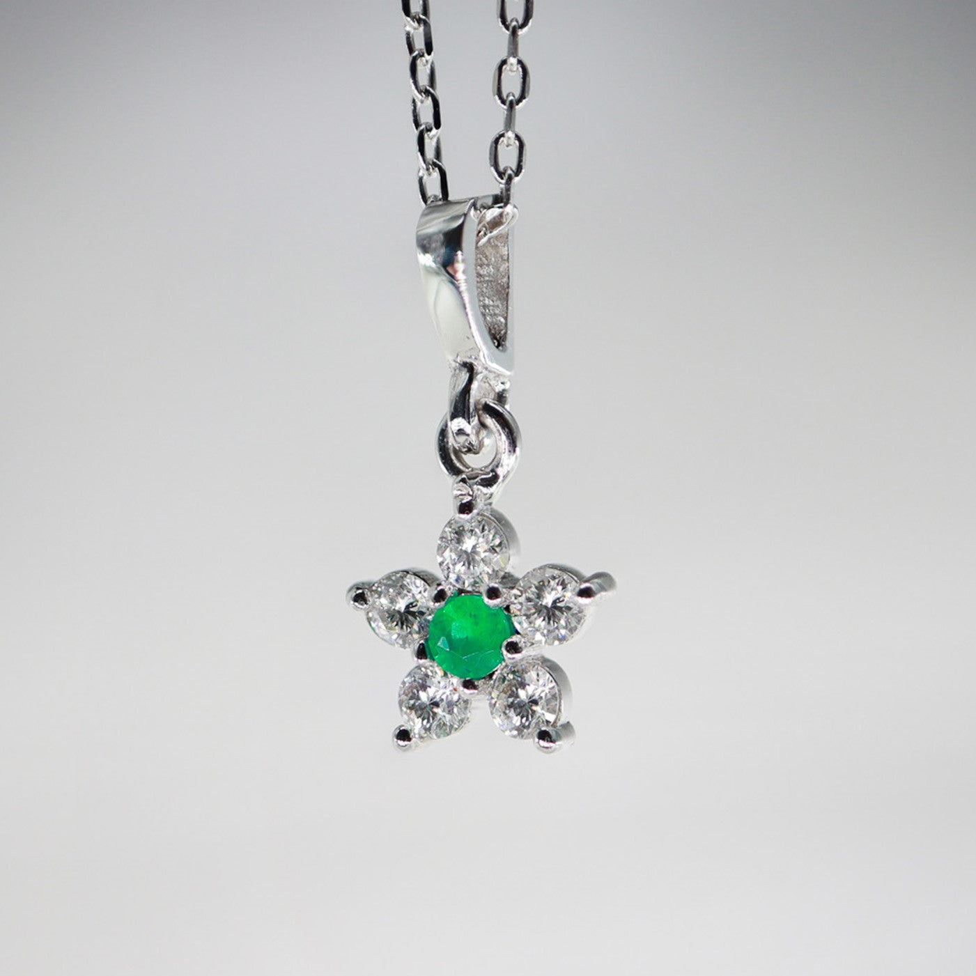 Papatya Model Zümrüt & Pırlanta Minimal Kolye