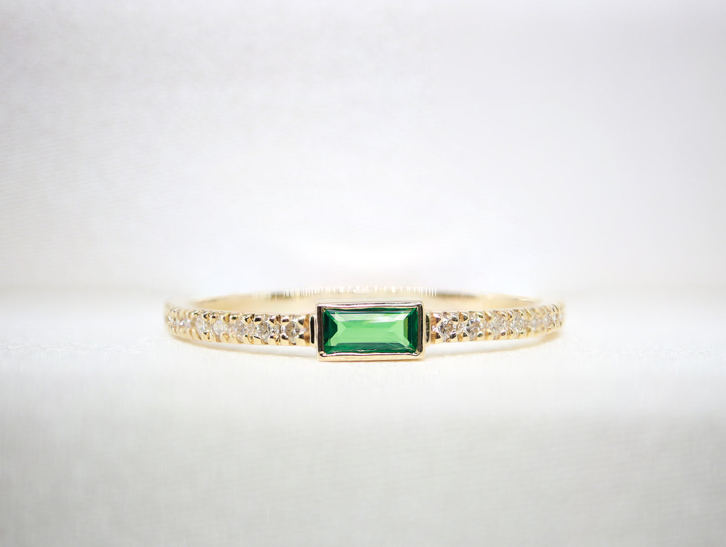 Minimal Sentetik Zümrüt & Doğal Pırlanta Yüzük